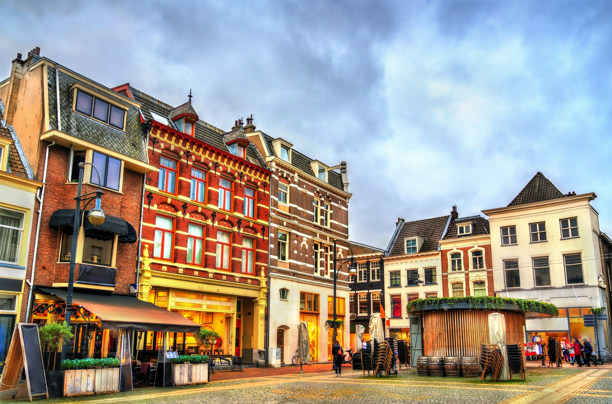 Traditionelle Häuser in Arnheim, Niederlande, am Fluss Rhein in der Provinz Gelderland.