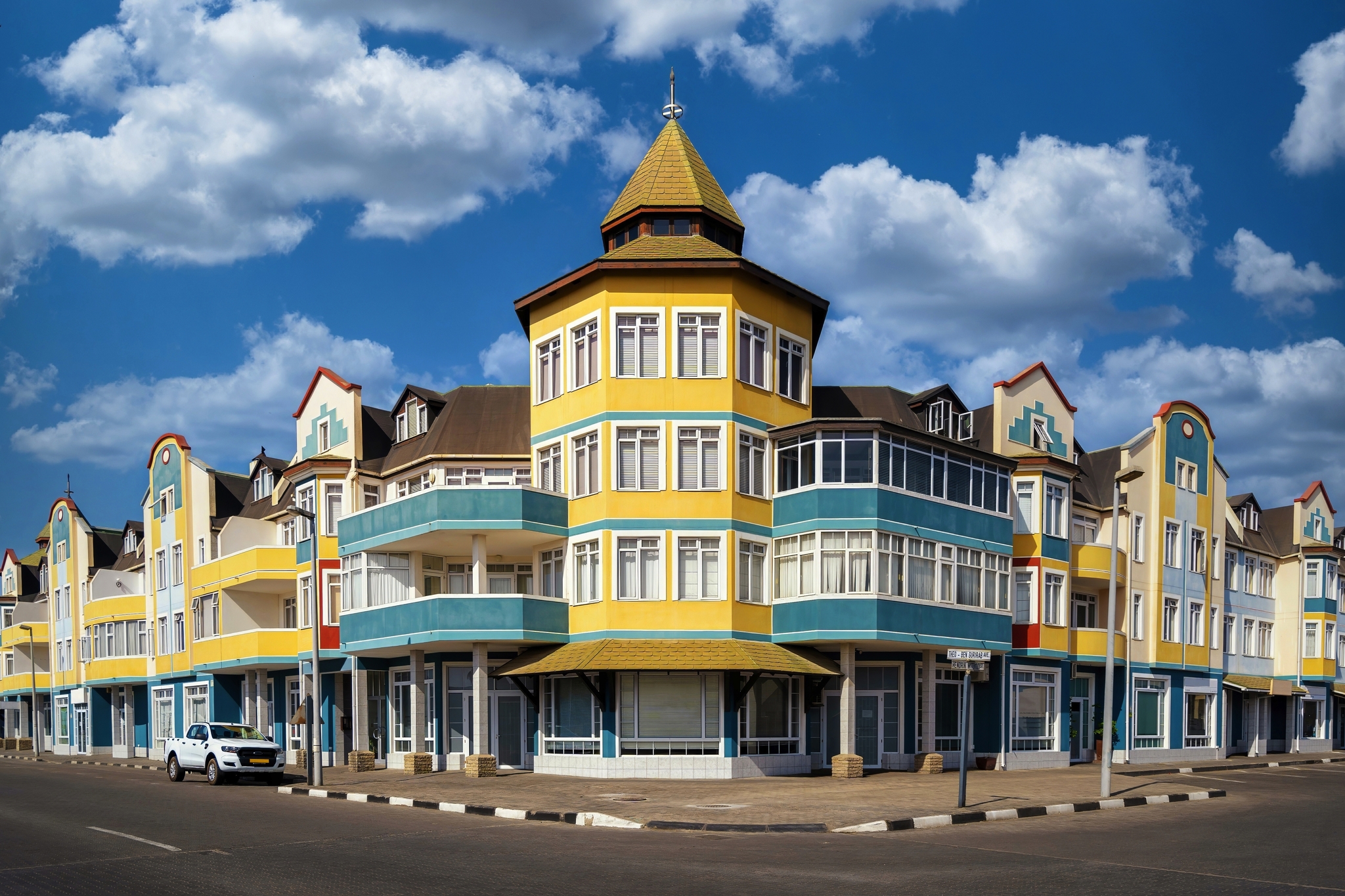 Farbige Kolonialgebäude in Swakopmund Bild
