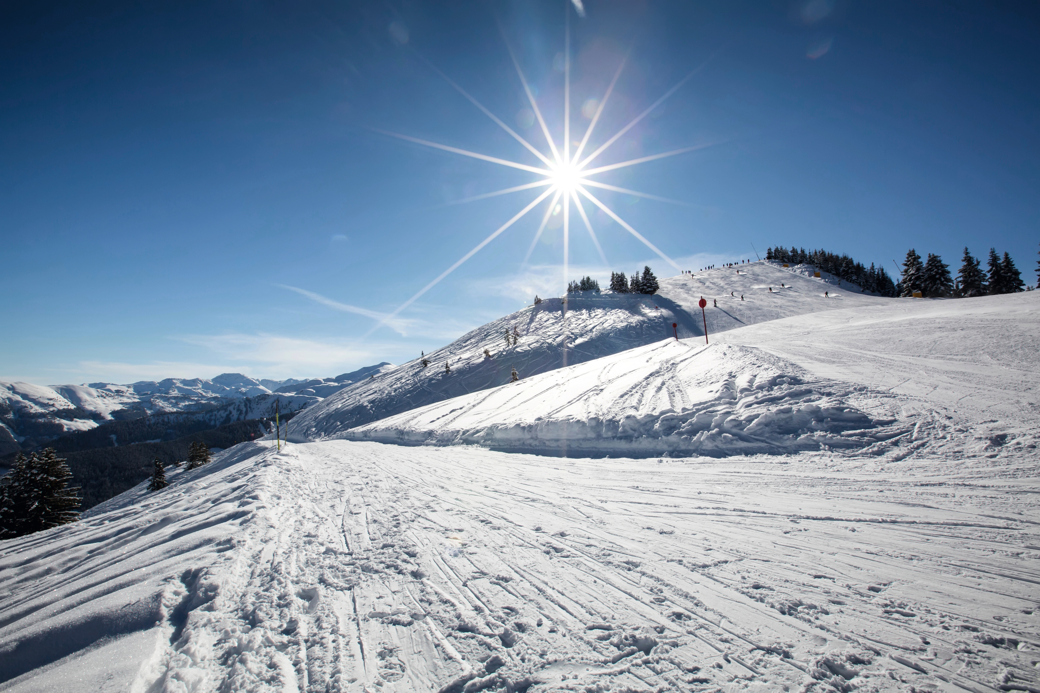 Schneebedeckte Berglandschaft unter strahlender Sonne.