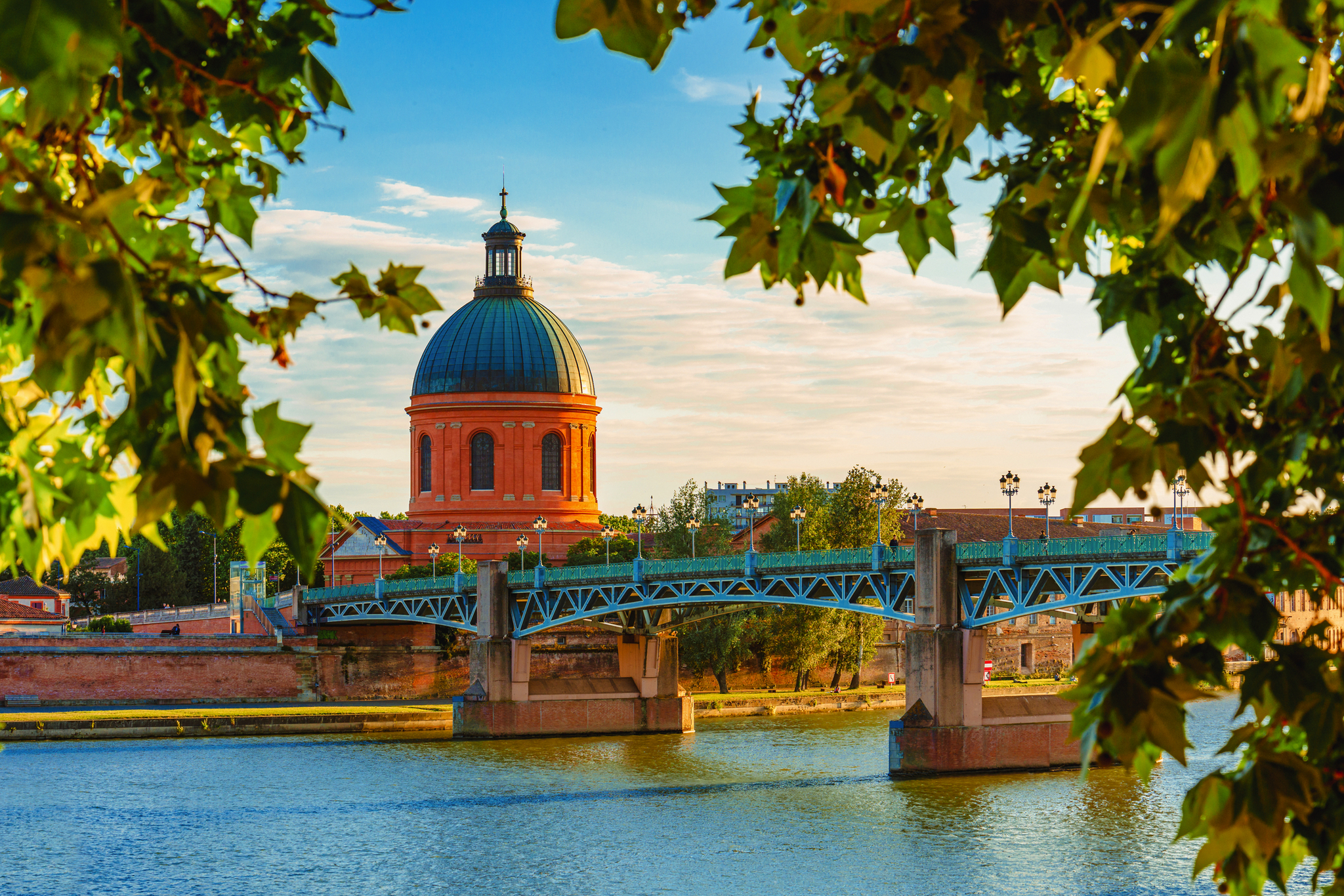 Panorama von Toulouse mit La Grave Kuppel und Pont Saint-Pierre bei Sonnenuntergang