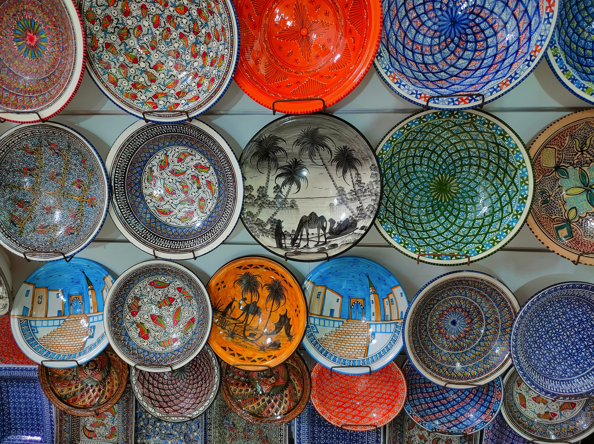 Traditionelle Tonplatten auf dem Markt von Tunesien