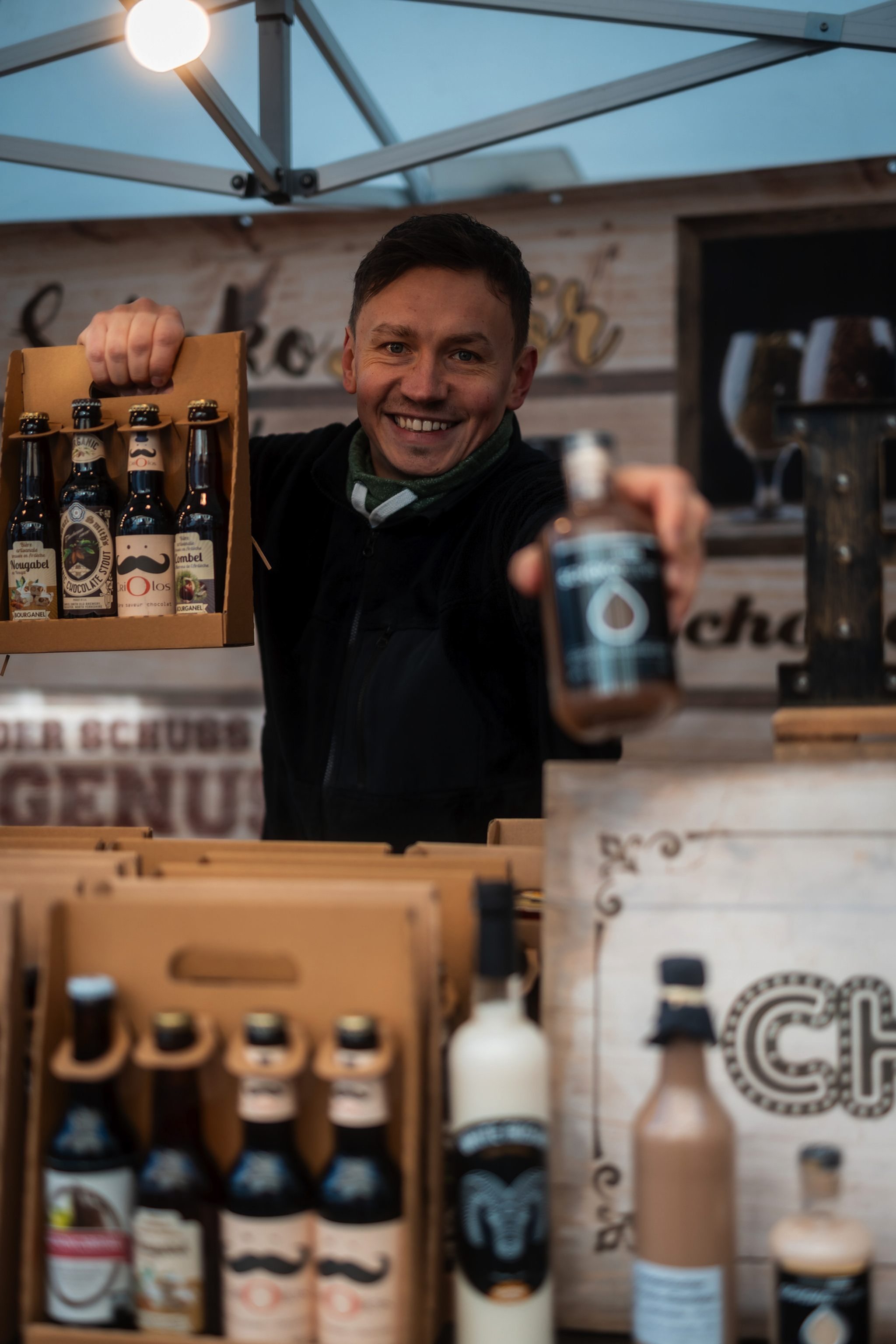 Verkäufer an einem Stand auf Deutschlands größtem Schokoladen-Festival chocolART.