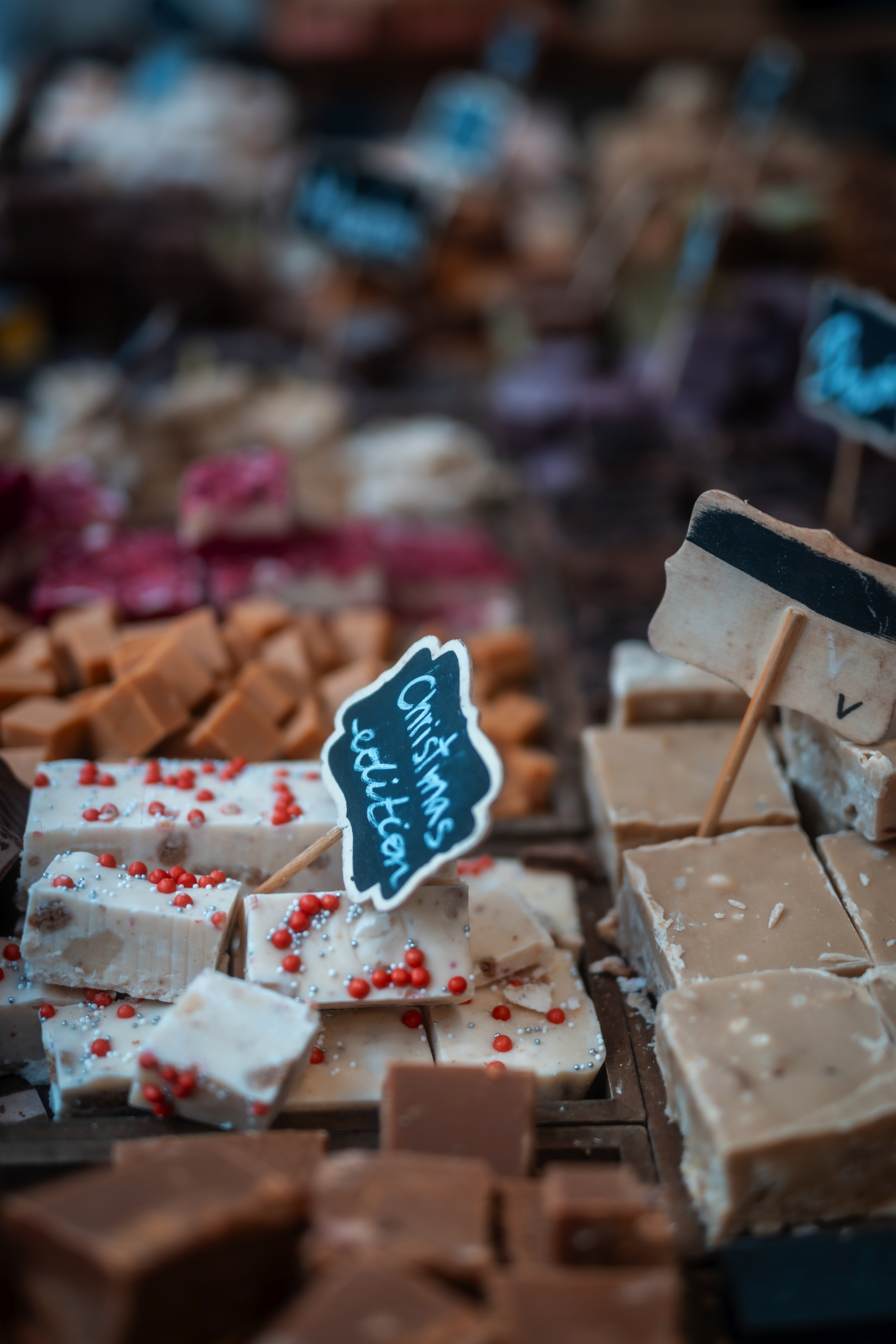 Schokoladenstände mit verschiedenen Sorten und kleinen Schildern auf einem Festival.