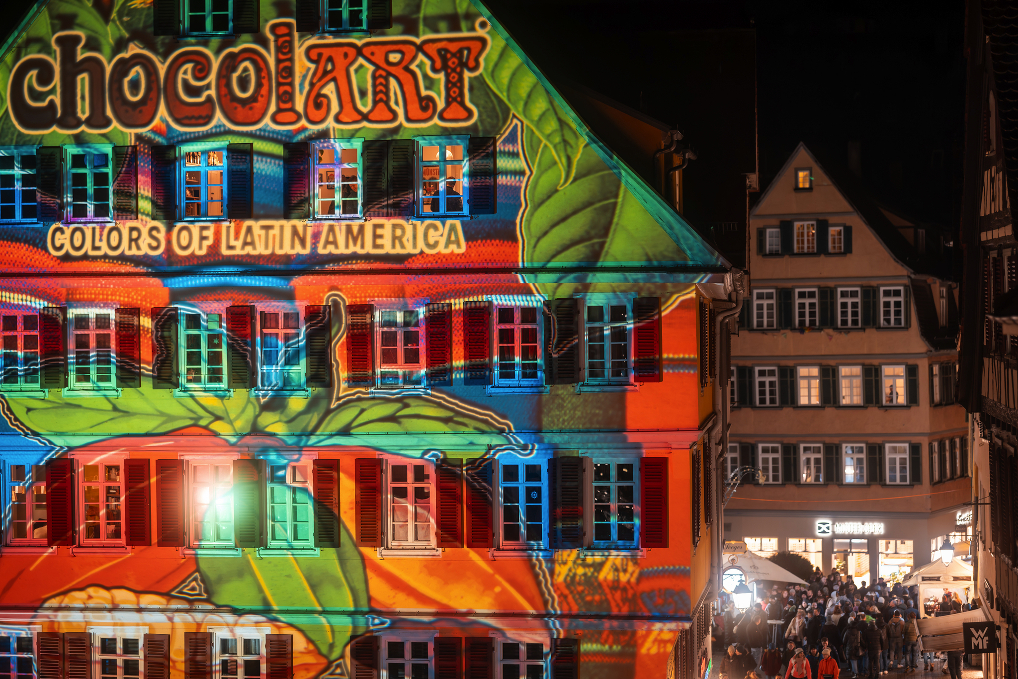 Hausfassade mit bunten Schokoladen-Projektionen beim chocolART Festival.