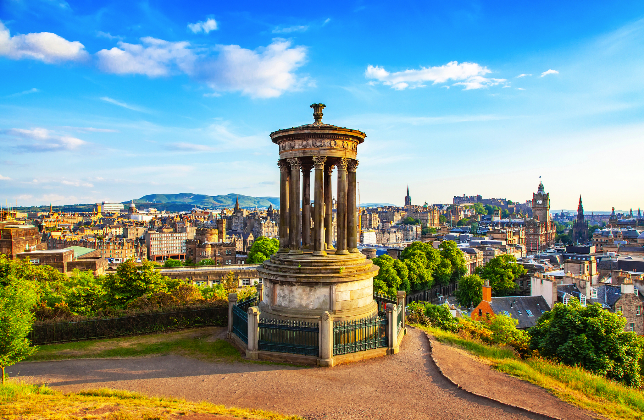 Carlton Hill mit Blick über Edinburgh an einem sonnigen Tag