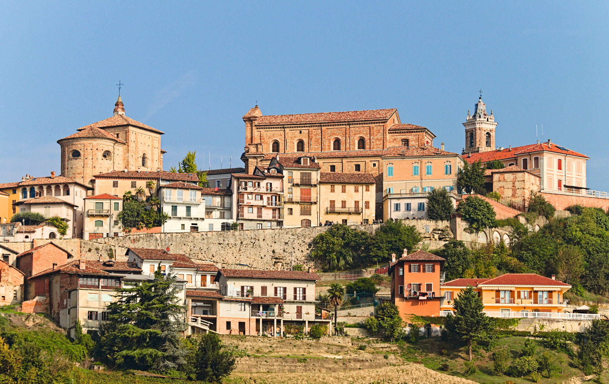 Panorama einer italienischen Hügellandschaft mit historischen Gebäuden.