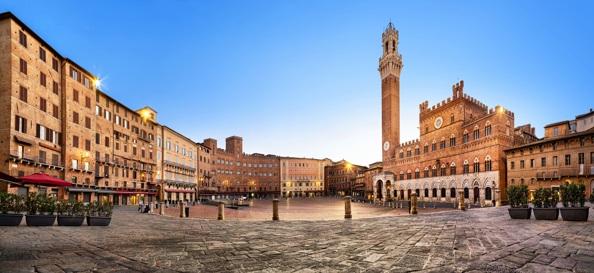 Panorama der Piazza del Campo in Siena bei Sonnenuntergang.