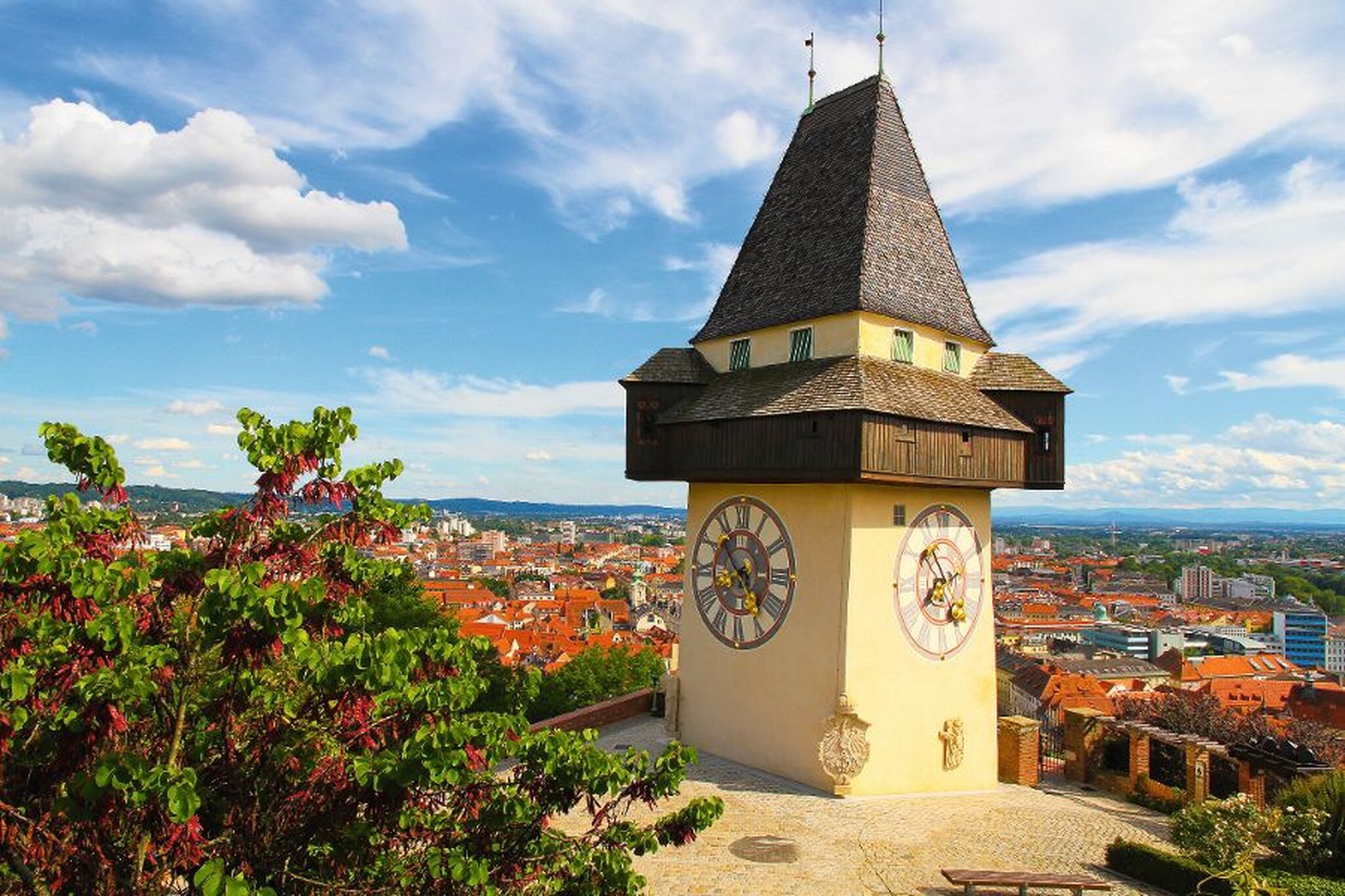 Uhrturm von Graz mit Blick über die Stadt.