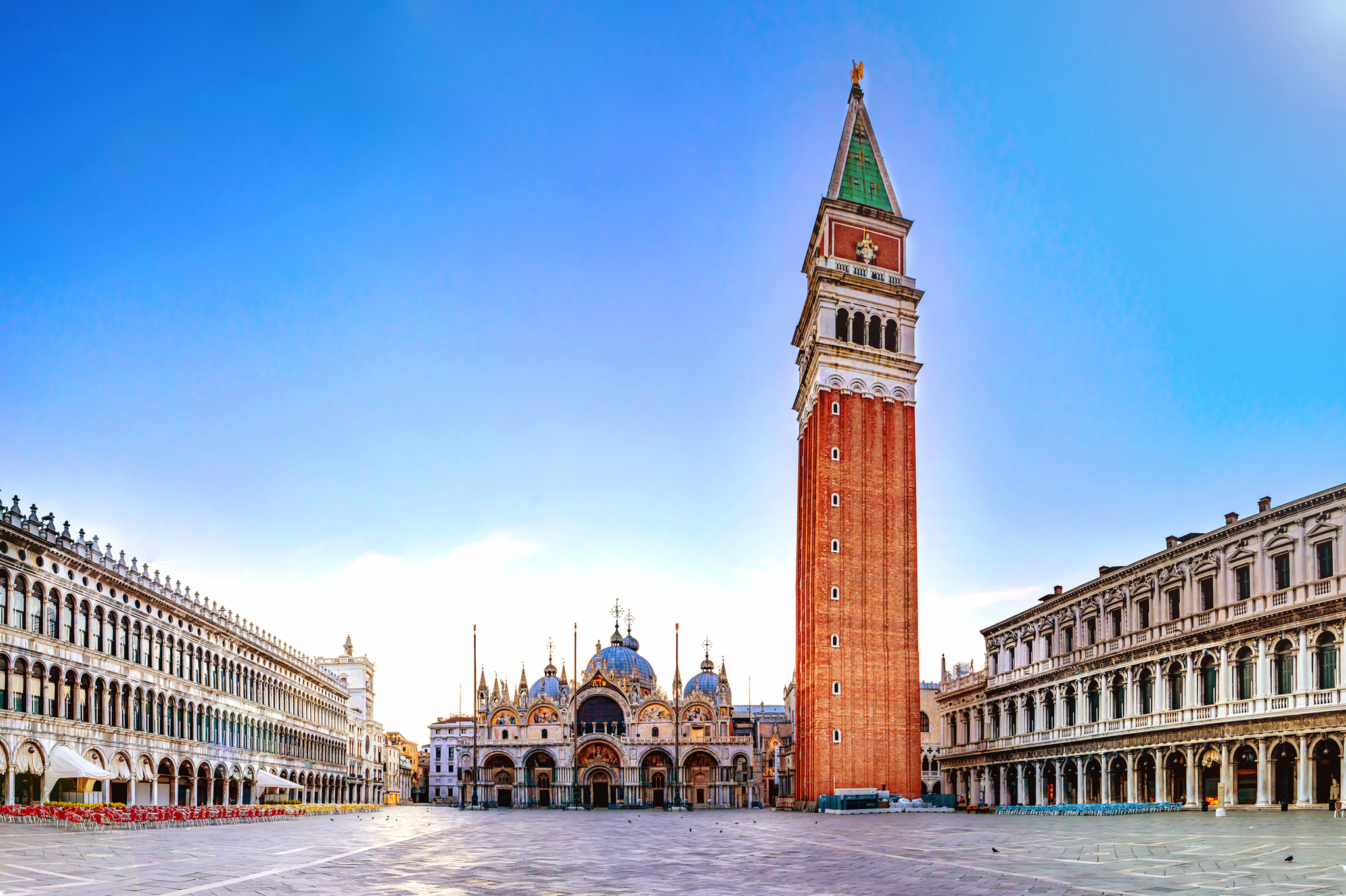Piazza San Marco mit Campanile in Venedig bei klarem Himmel.