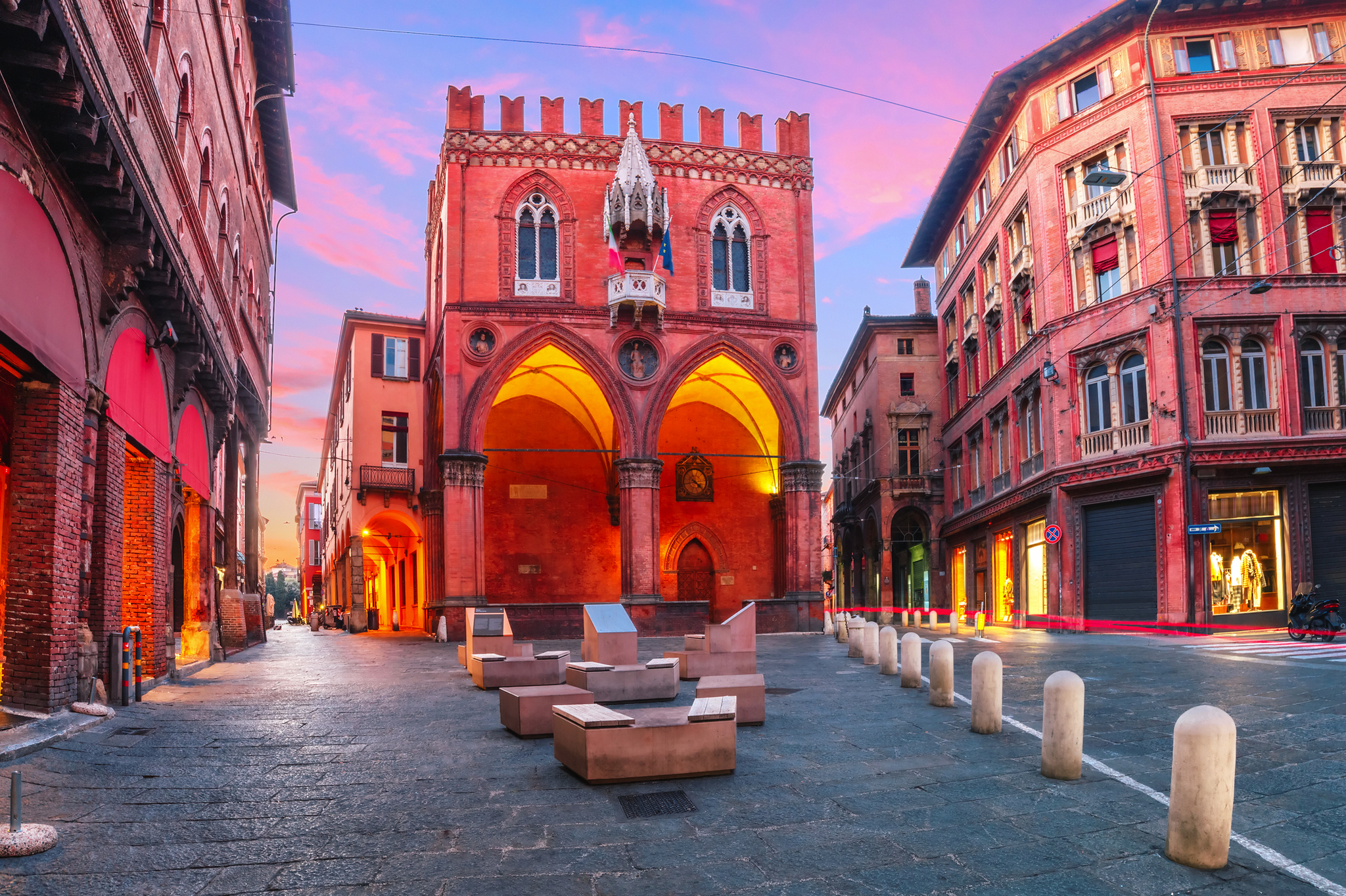 Historische Gebäude auf einem Platz bei Sonnenuntergang.
