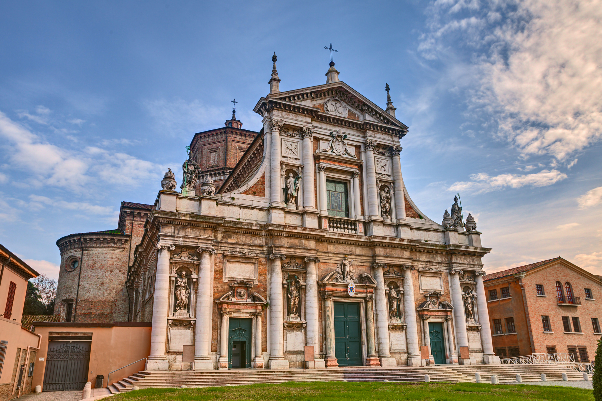 Barockkirche mit aufwendiger Fassade und Statuen bei Tageslicht.