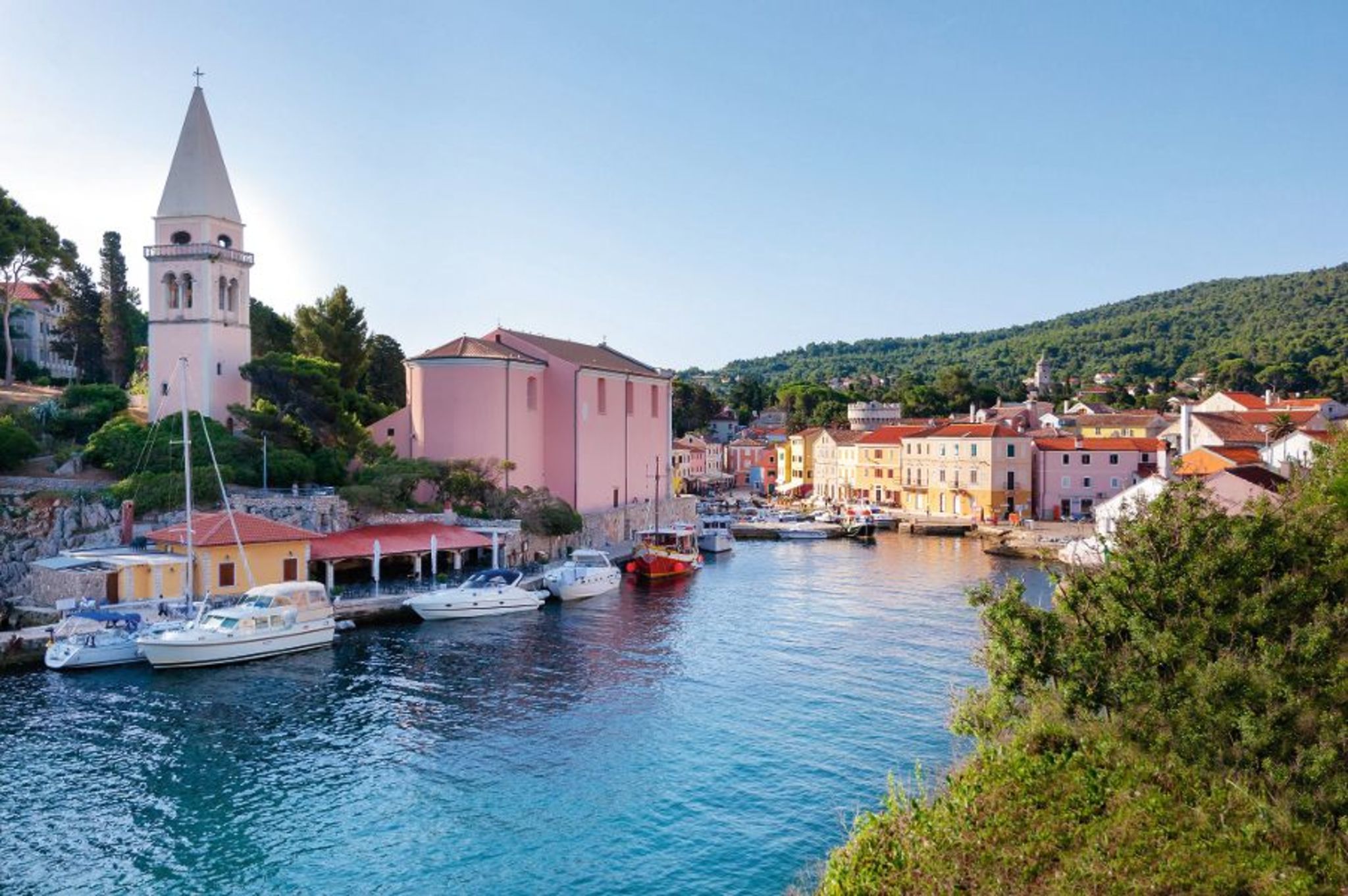 Hafen und Kirchenlandschaft in Veli Lošinj Bild