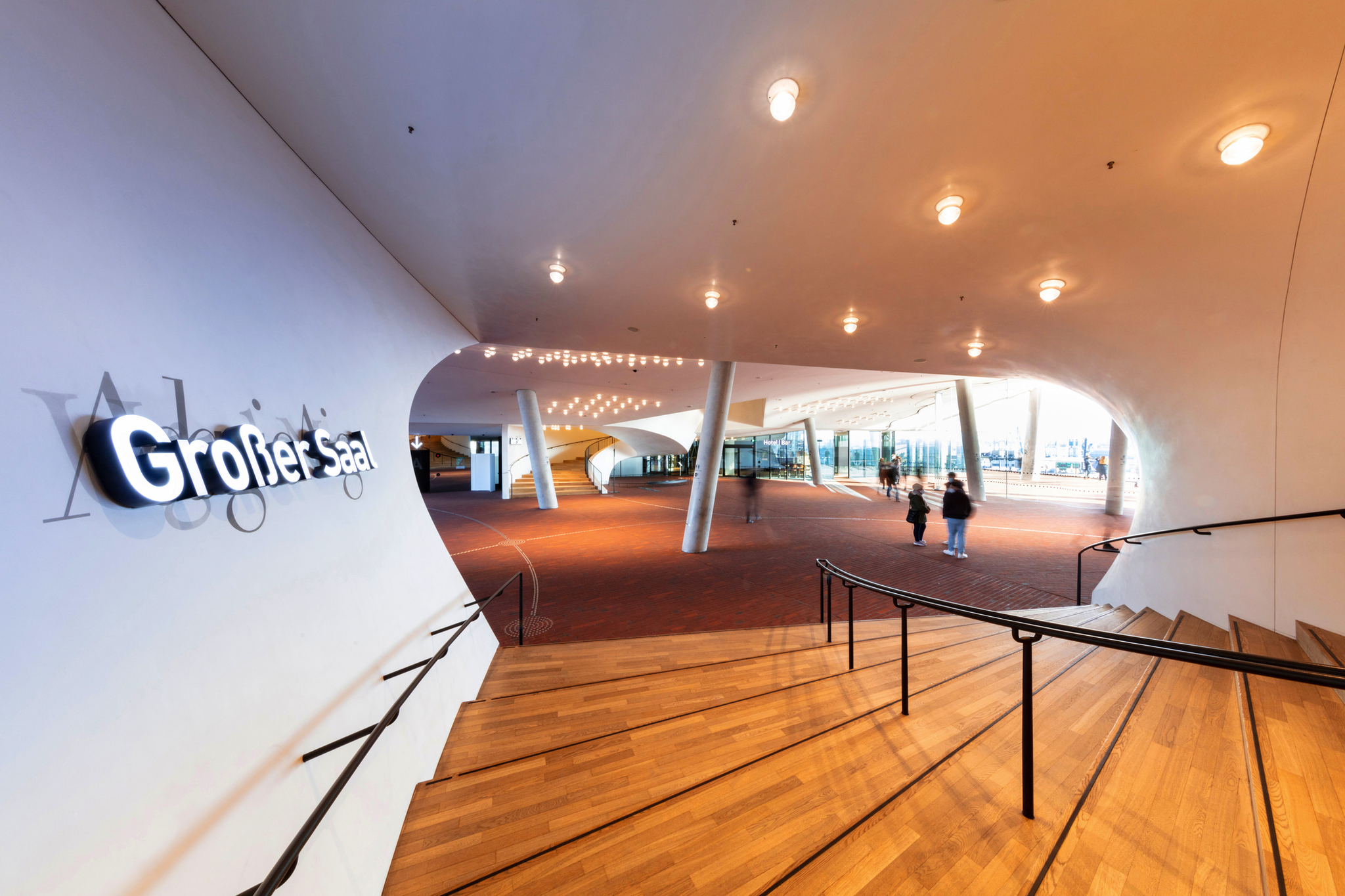 Holztreppe in der Elbphilharmonie, Blick auf Foyer mit Schriftzug "Großer Saal"