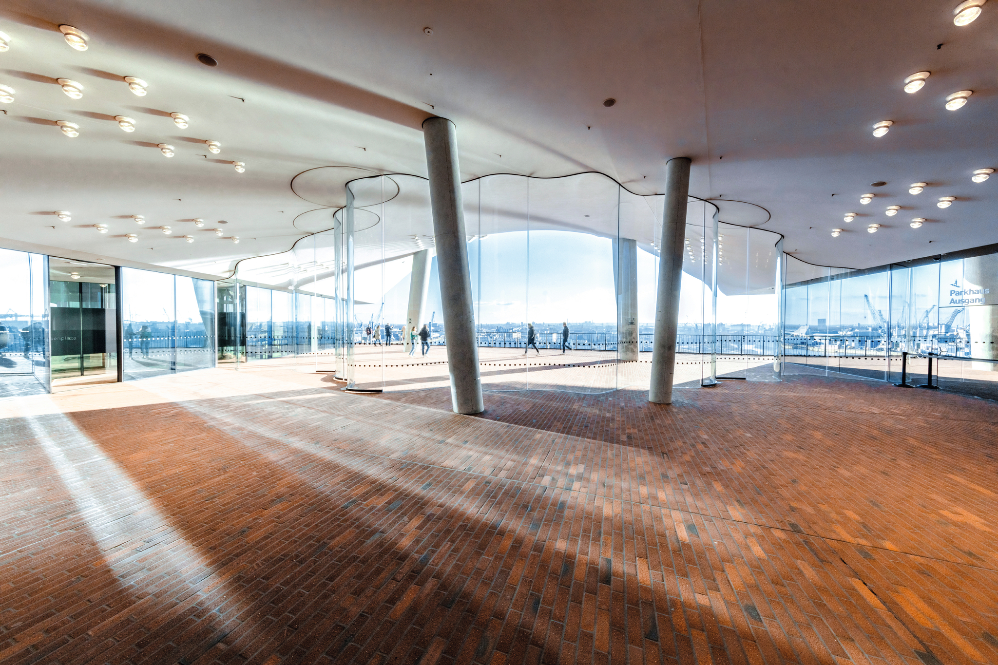 Innenansicht der Elbphilharmonie mit großen Fenstern und rotem Boden.
