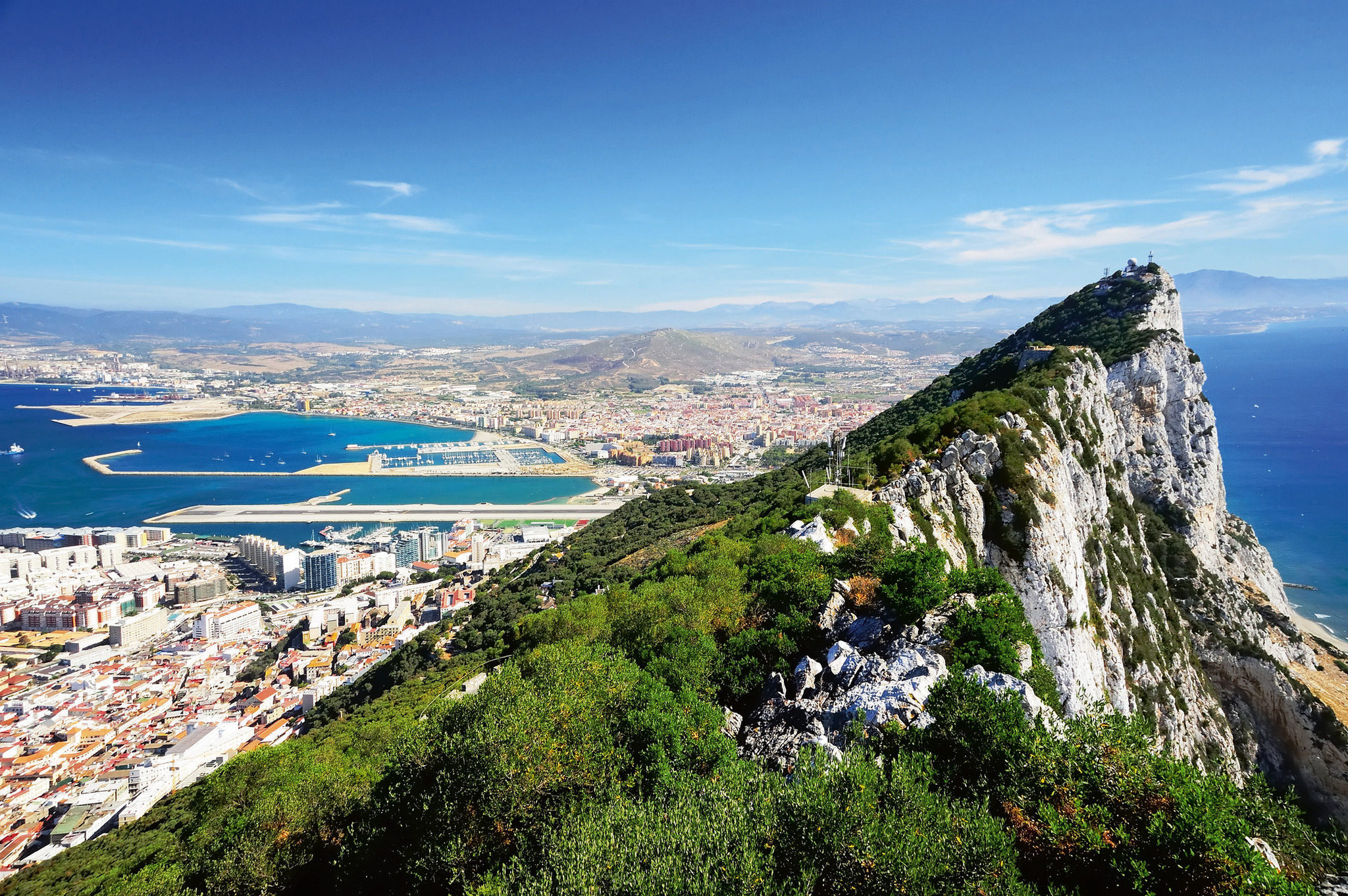 Ansicht des Felsens von Gibraltar mit der Stadt und Küstenlinie im Hintergrund.