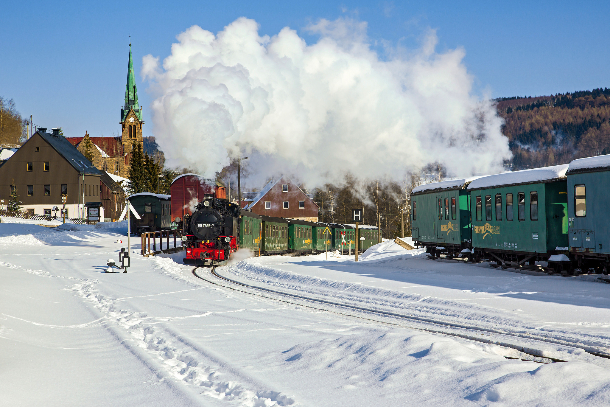Dampflok der Fichtelbergbahn auf schneebedecktem Bahnhof Hammerunterwiesenthal.