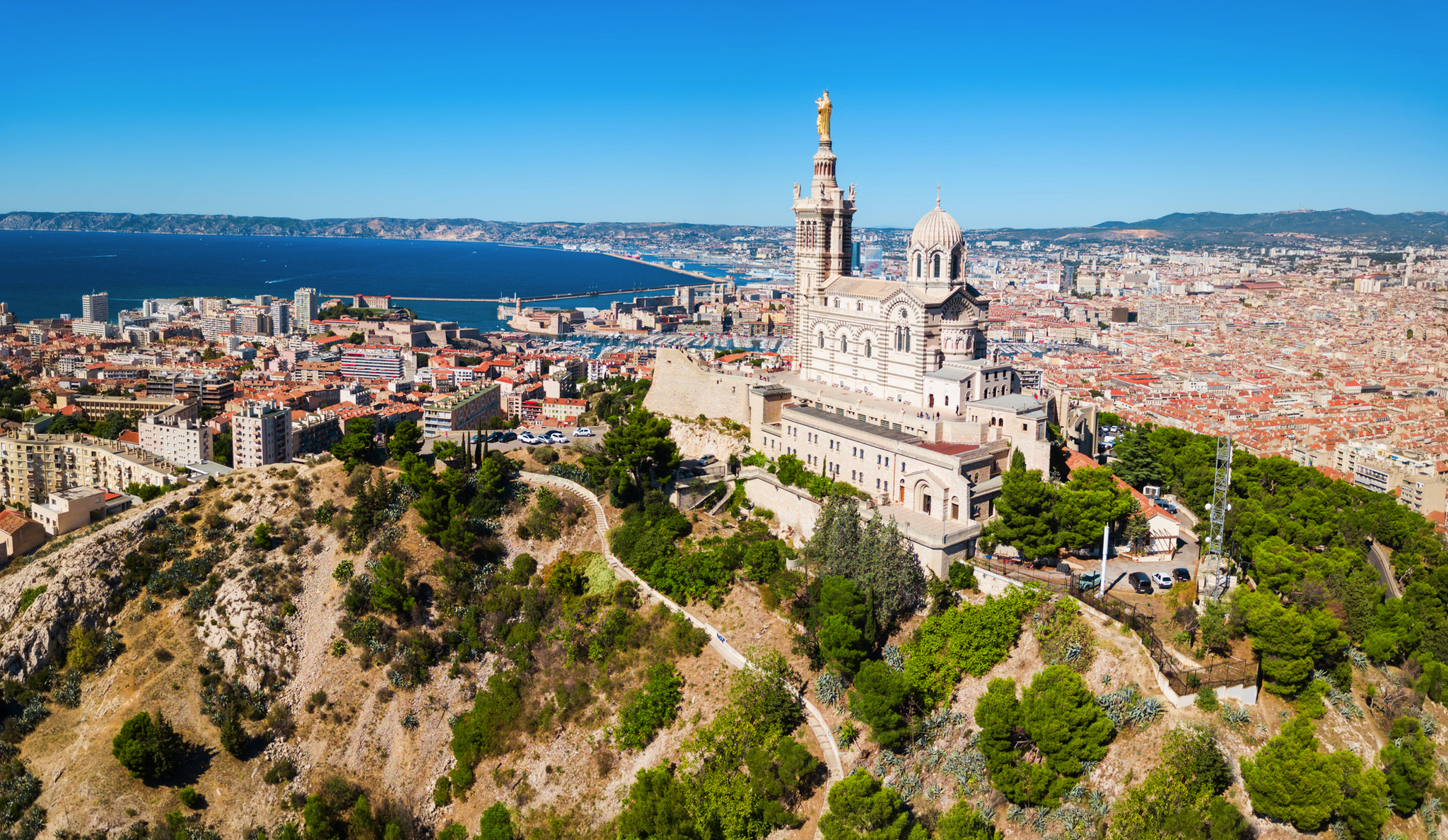 Panoramablick auf Marseille und die Basilika Notre-Dame de la Garde.