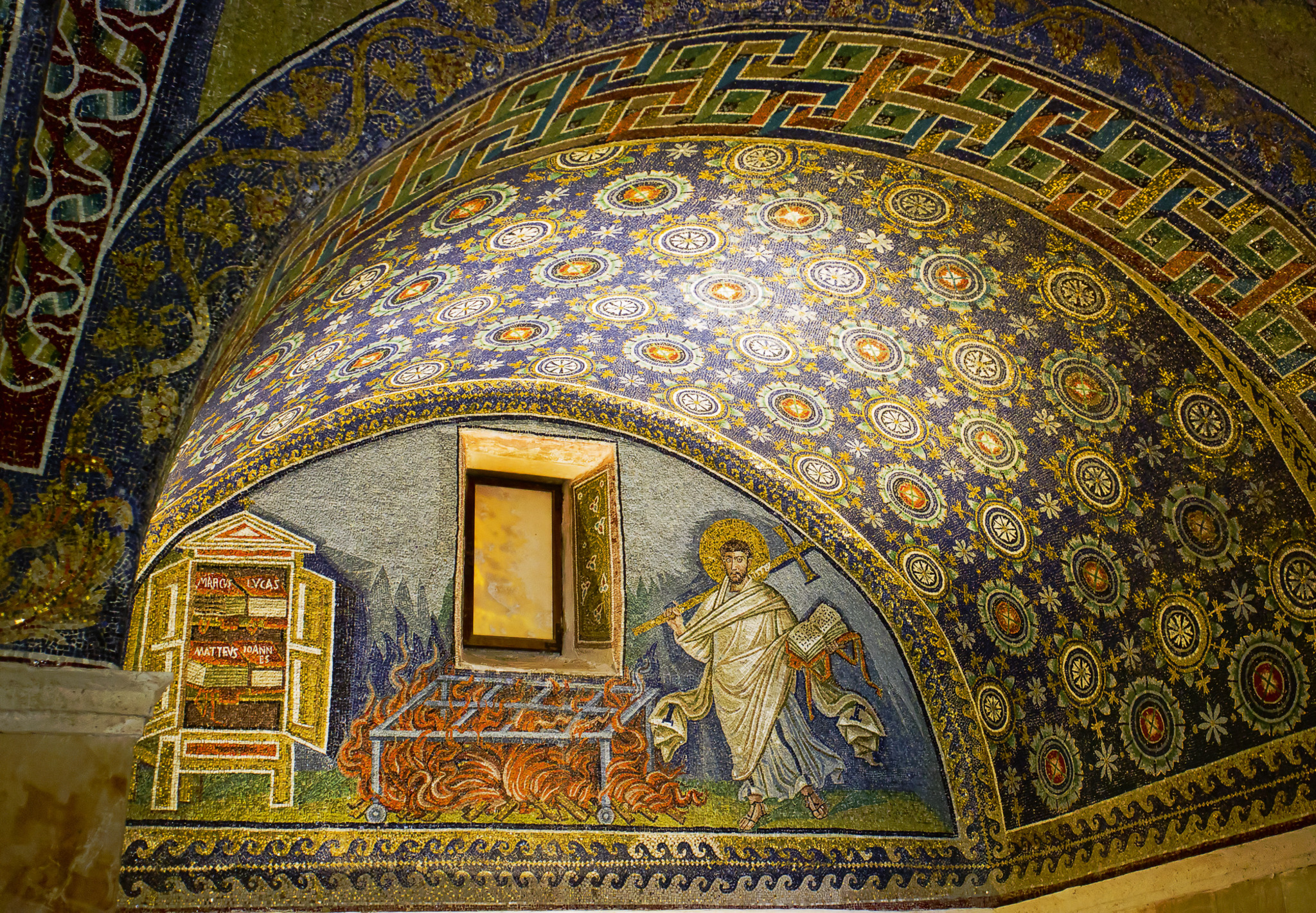 Wandmosaik mit religiösem Motiv und geometrischen Mustern in einer Kuppel.