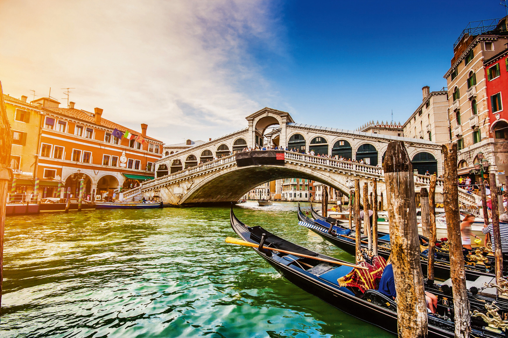 Canal Grande mit der Rialto-Brücke bei Sonnenuntergang Bild
