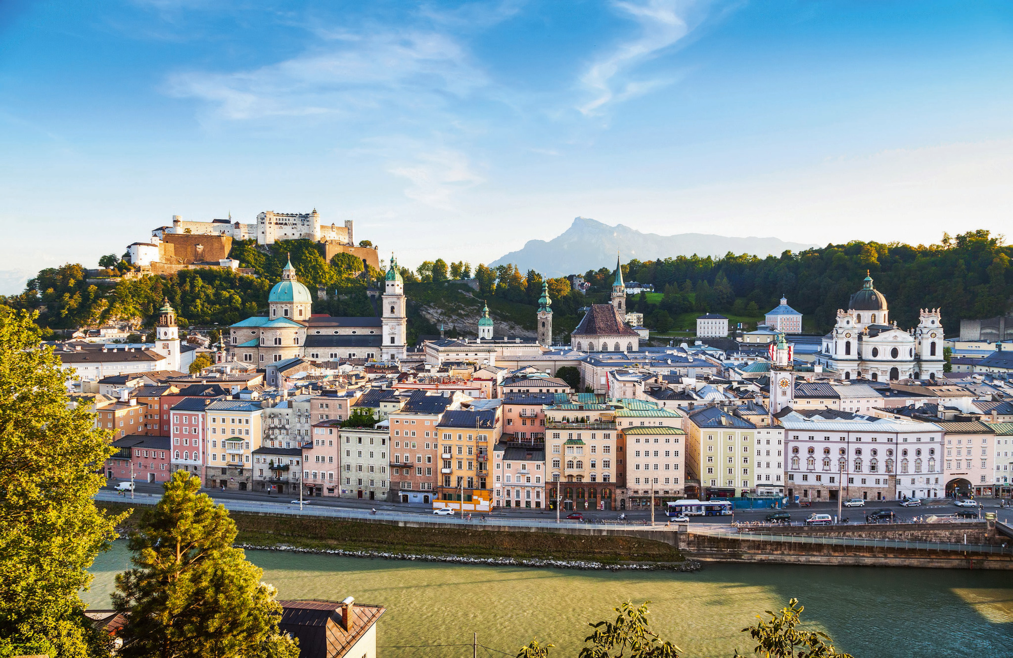 Panorama von Salzburg mit Fluss, Altstadt und Festung im Hintergrund.
