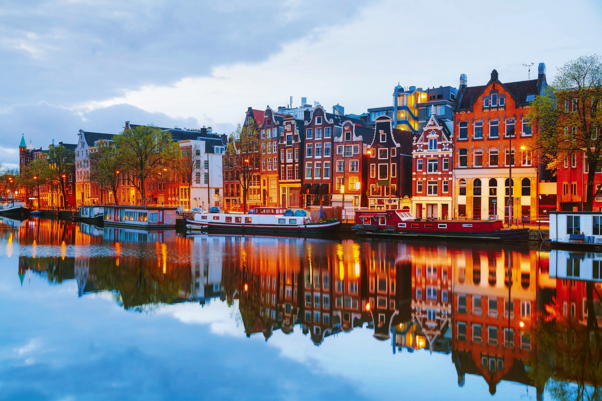 Kanallandschaft mit bunten Gebäuden am Wasser bei Dämmerung.