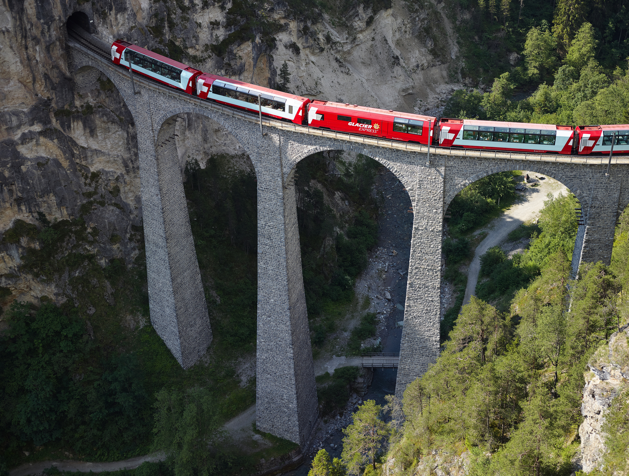 Glacier Express auf einem Viadukt Bild