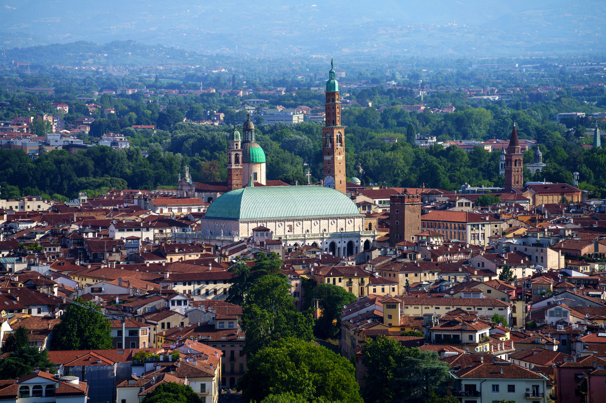Panoramablick auf eine italienische Stadt mit Dom und Türmen.