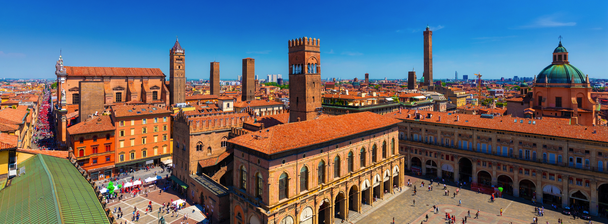 Stadtansicht von Bologna mit historischen Gebäuden und Türmen.