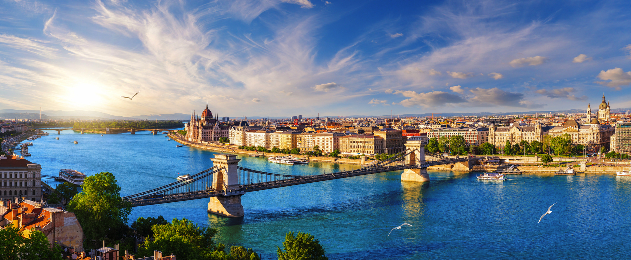 Panorama der Kettenbrücke in Budapest mit Blick auf die Donau bei Sonnenschein.