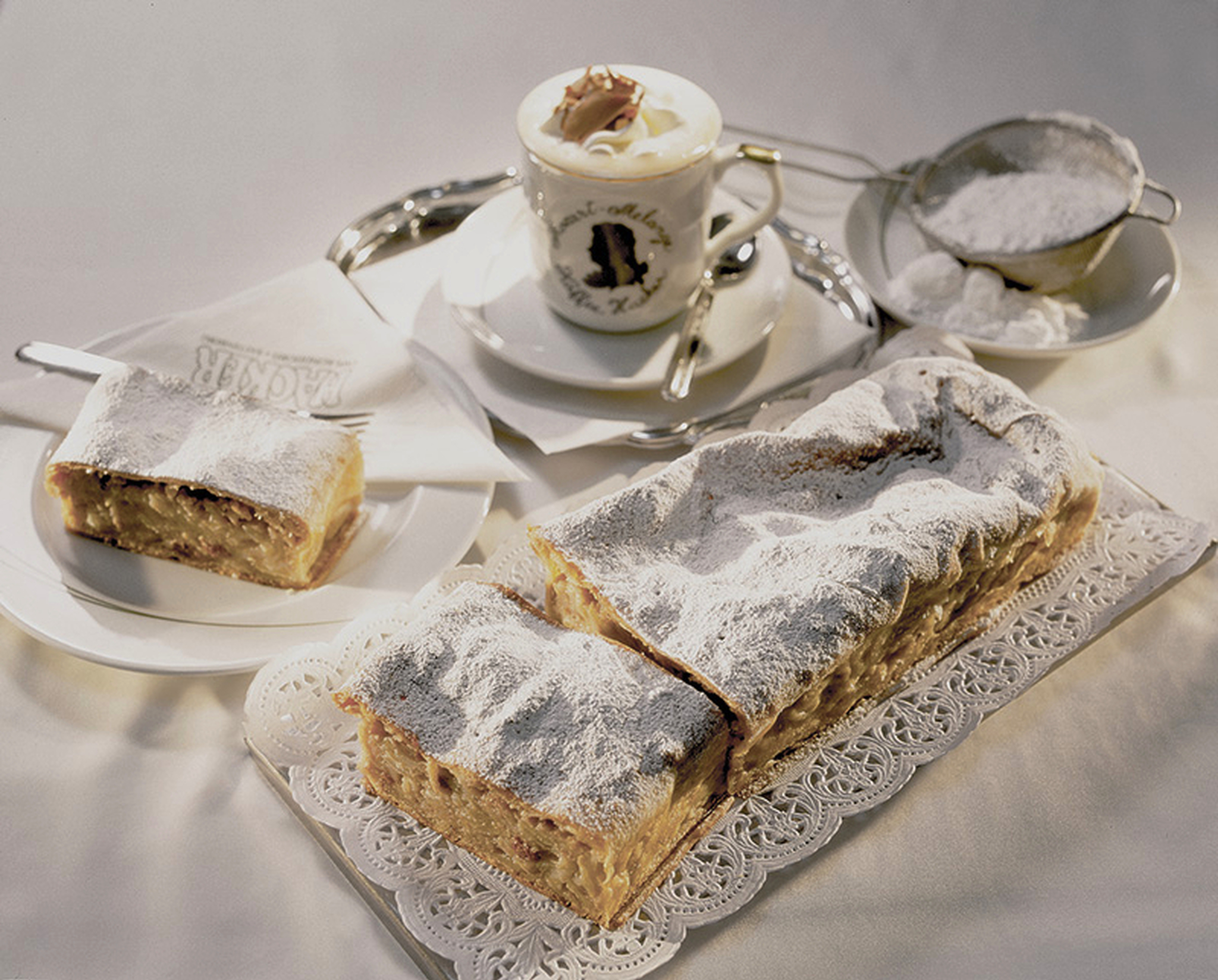 Apfelstrudel im Café Hacker Bild