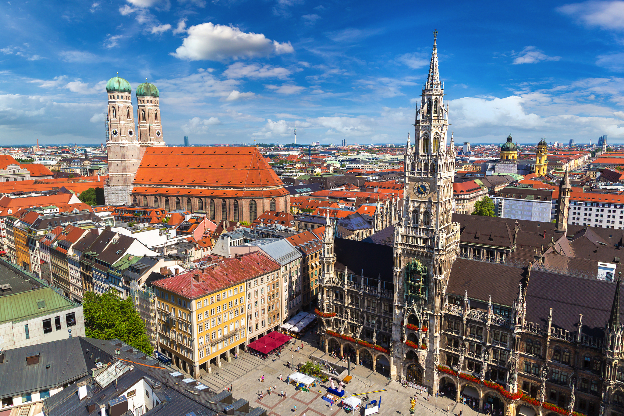 Rathaus und Frauenkirche in München aus der Vogelperspektive bei blauem Himmel.