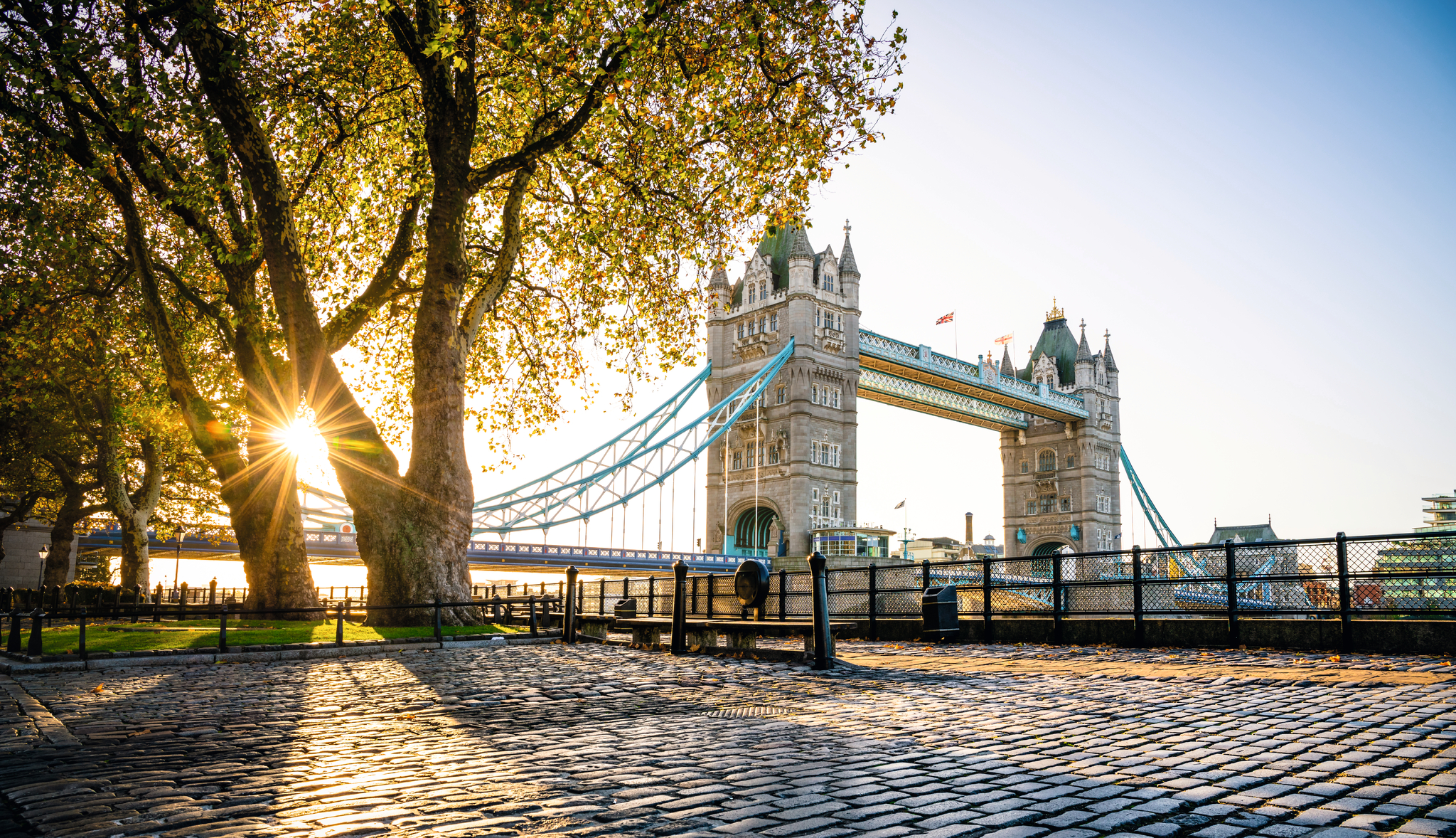 Tower Bridge in London bei Sonnenuntergang mit Kopfsteinpflaster im Vordergrund