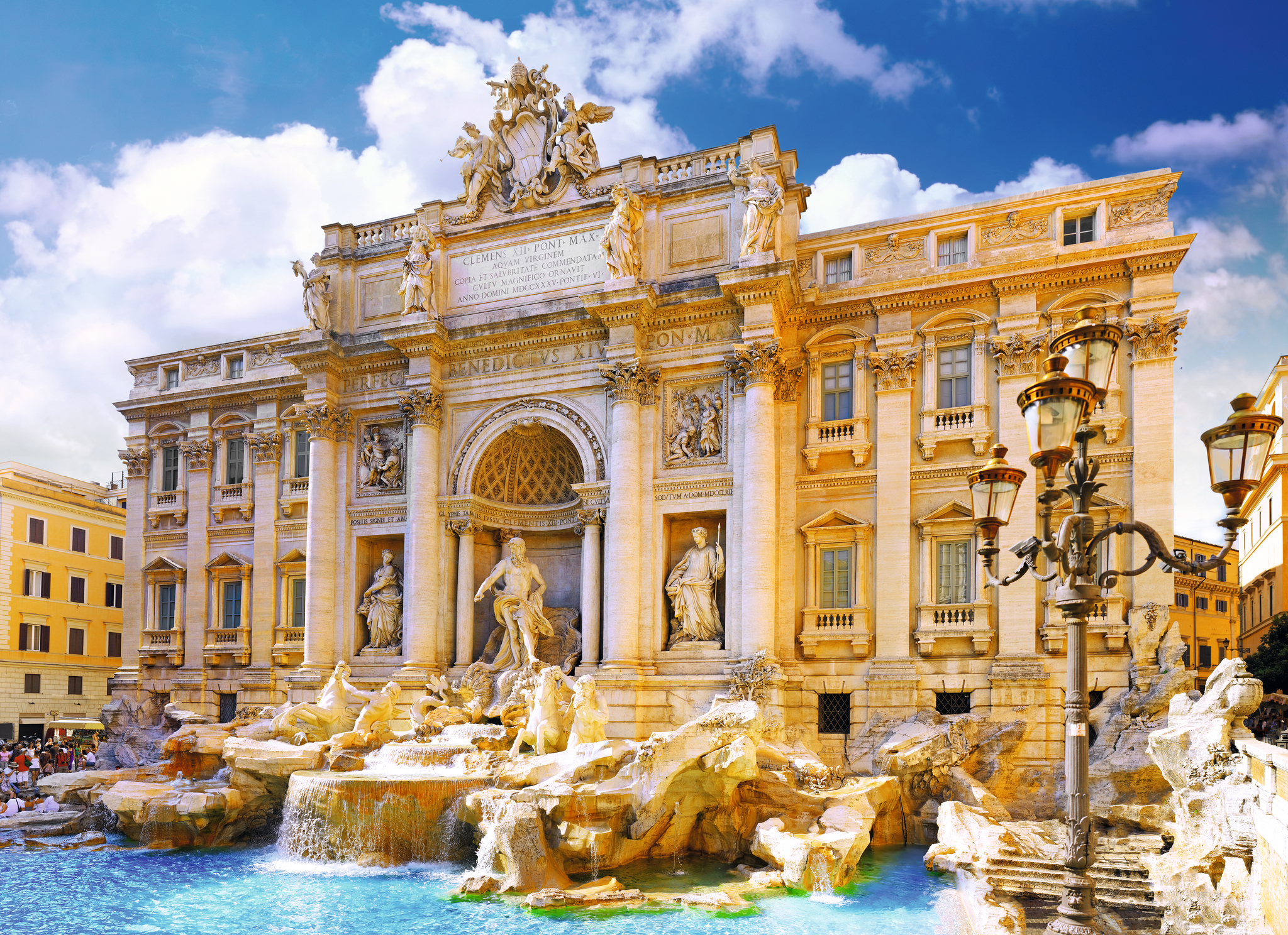 Trevi-Brunnen in Rom bei sonnigem Wetter.