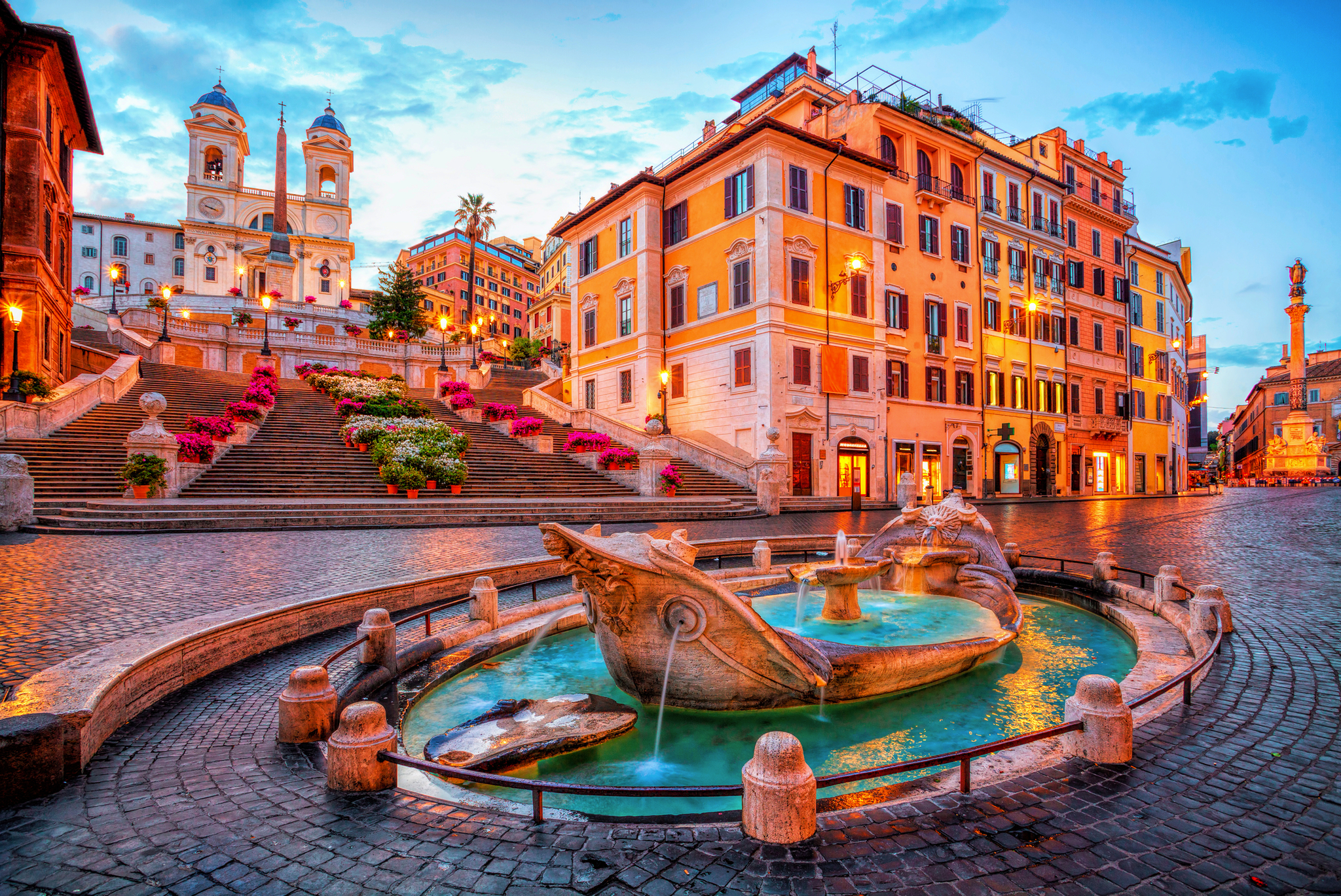 Spanische Treppe und Fontana della Barcaccia bei Sonnenuntergang in Rom.
