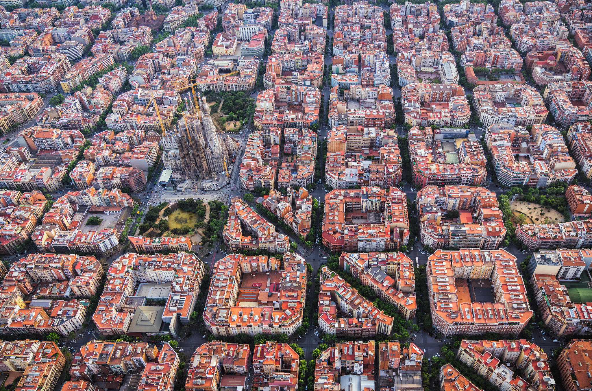 Luftaufnahme von Barcelona mit Sagrada Família und quadratischem Straßennetz.