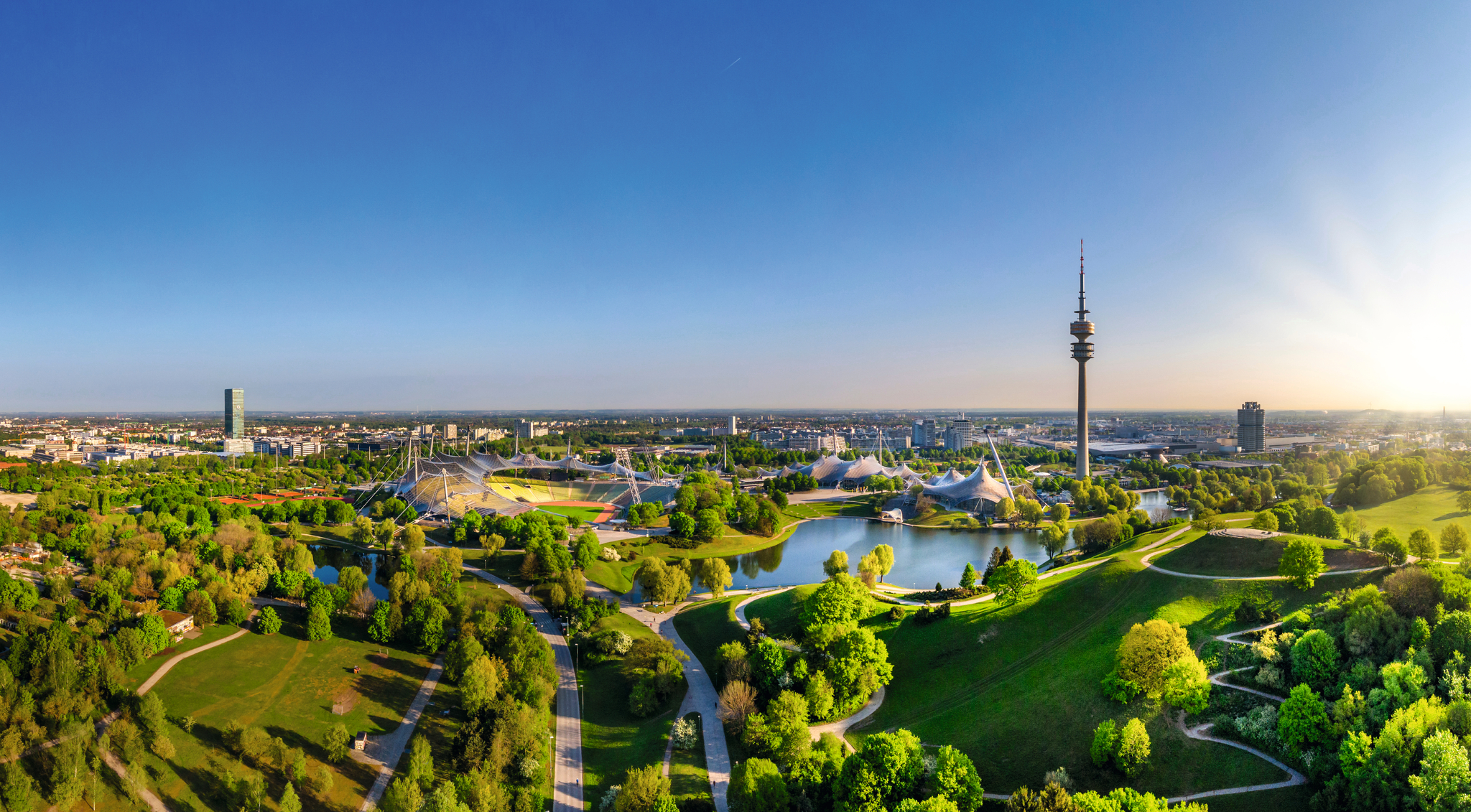 Panoramablick auf den Olympiapark in München bei Sonnenuntergang.