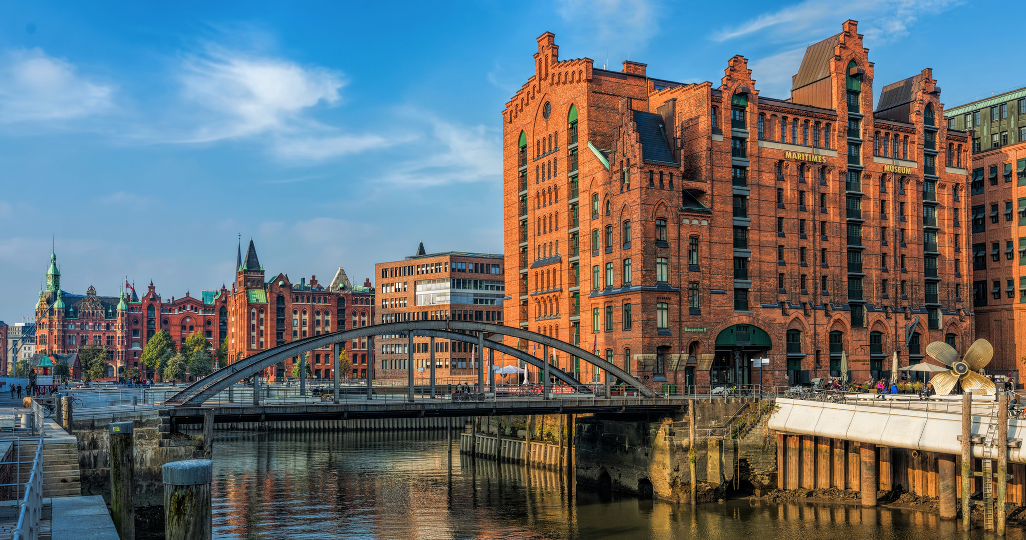 Historische Backsteingebäude und Brücke in der Speicherstadt bei Sonnenschein