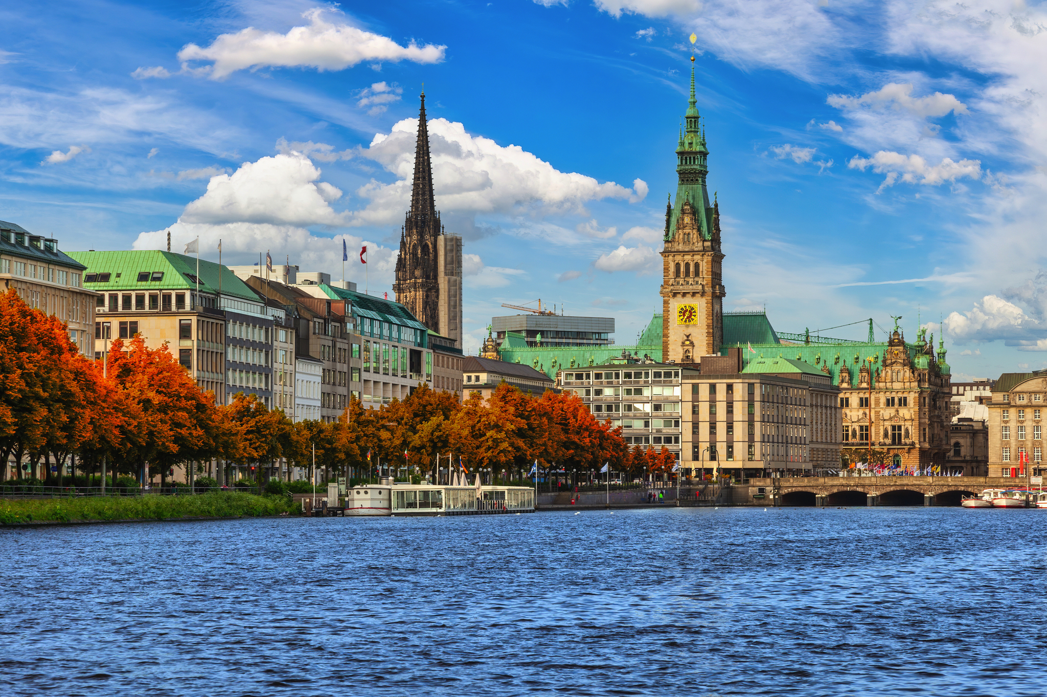 Stadtansicht von Hamburg mit Rathaus und Binnenalster im Herbst.