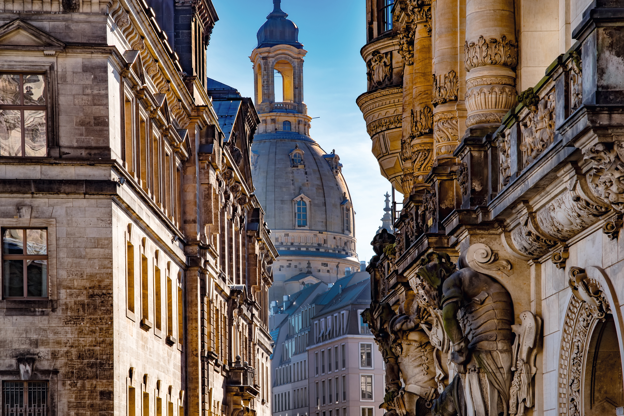 Historische Gebäude in einer europäischen Stadt, Kuppel im Hintergrund.