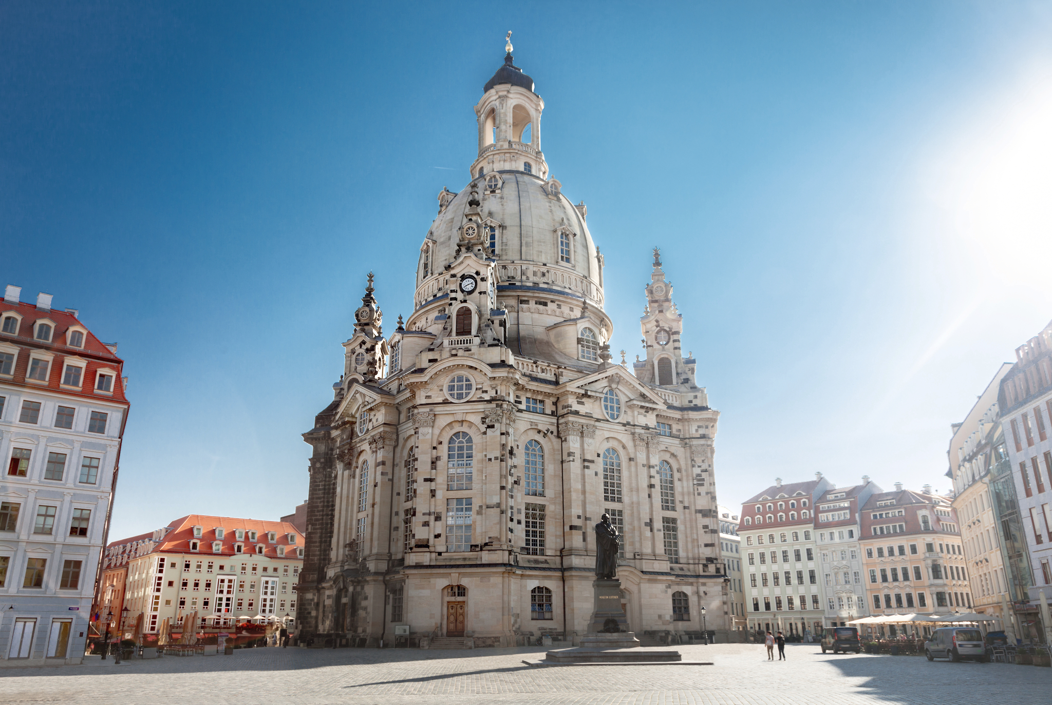 Frauenkirche in Dresden bei sonnigem Wetter, umgeben von historischen Gebäuden.
