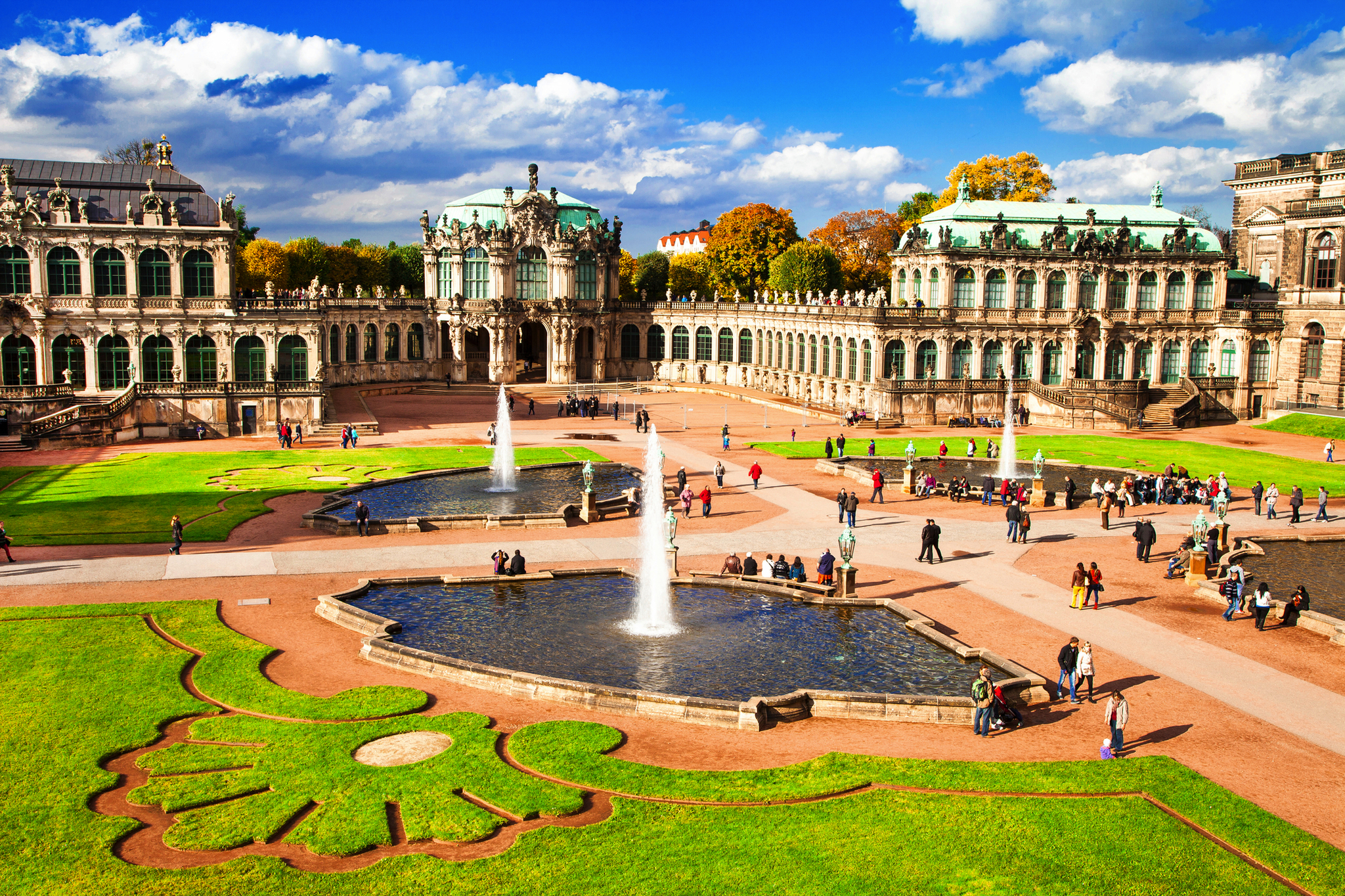 Barocker Zwinger in Dresden mit Springbrunnen und Besuchern bei sonnigem Wetter.
