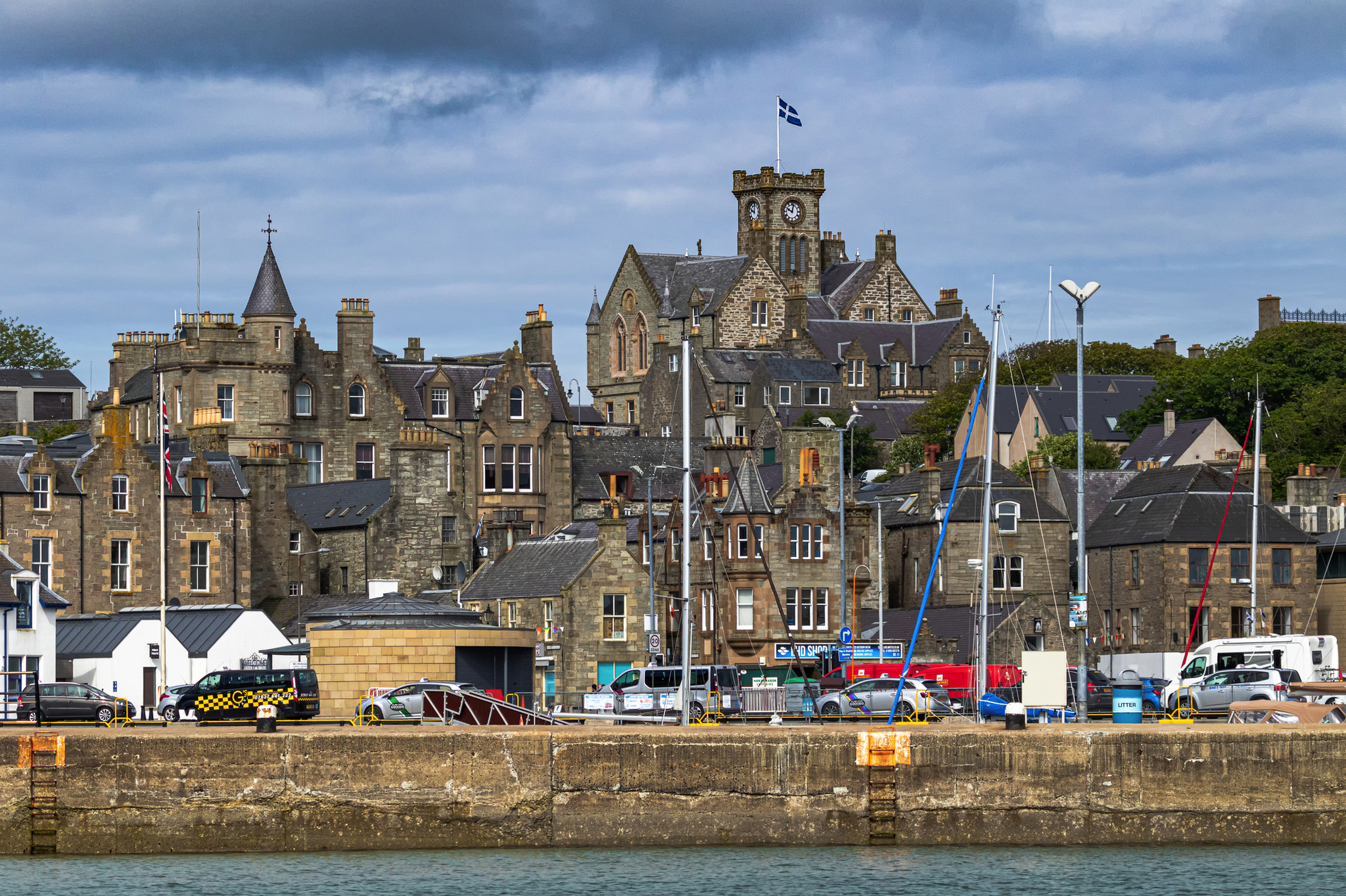 Historische Gebäude und Boote im Hafen von Lerwick, Shetland-Inseln.