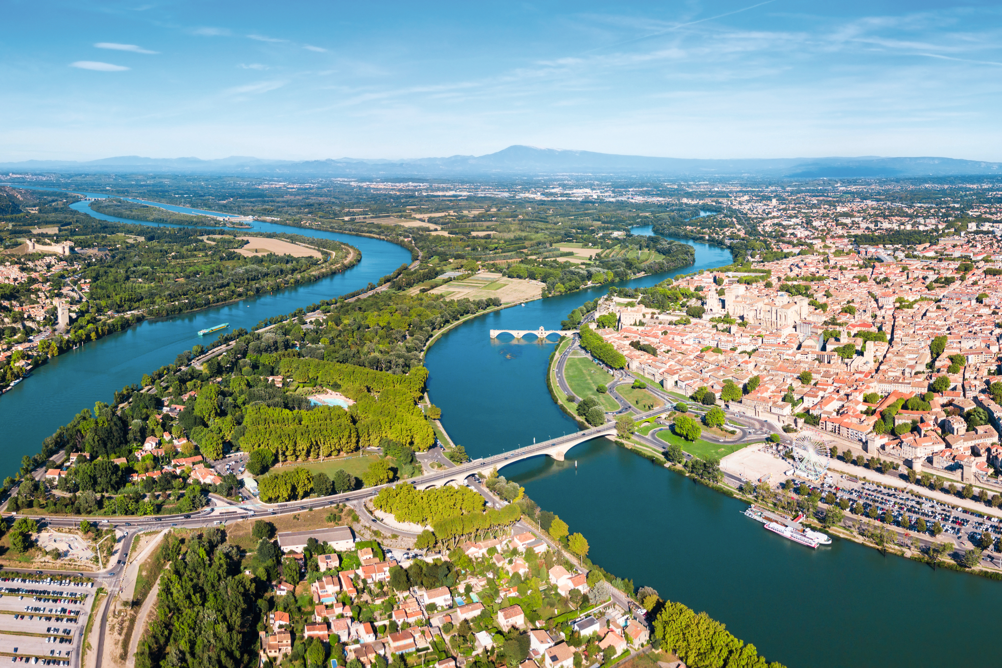 Luftaufnahme eines Flusses mit Brücken und Stadtlandschaft im Hintergrund