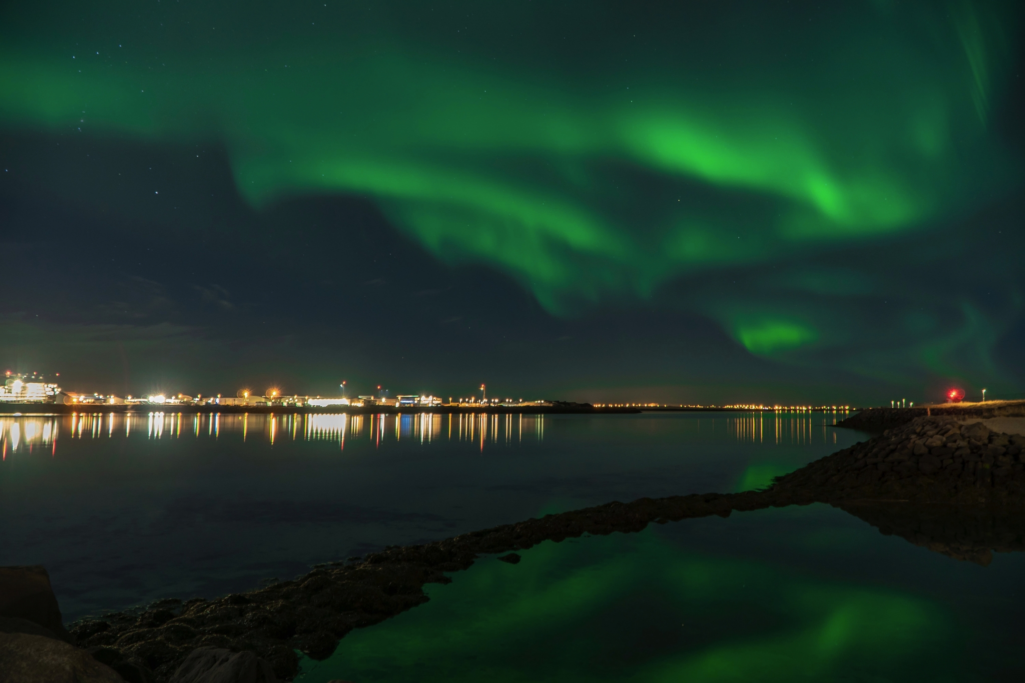 Nordlichter über Reykjavik Bild