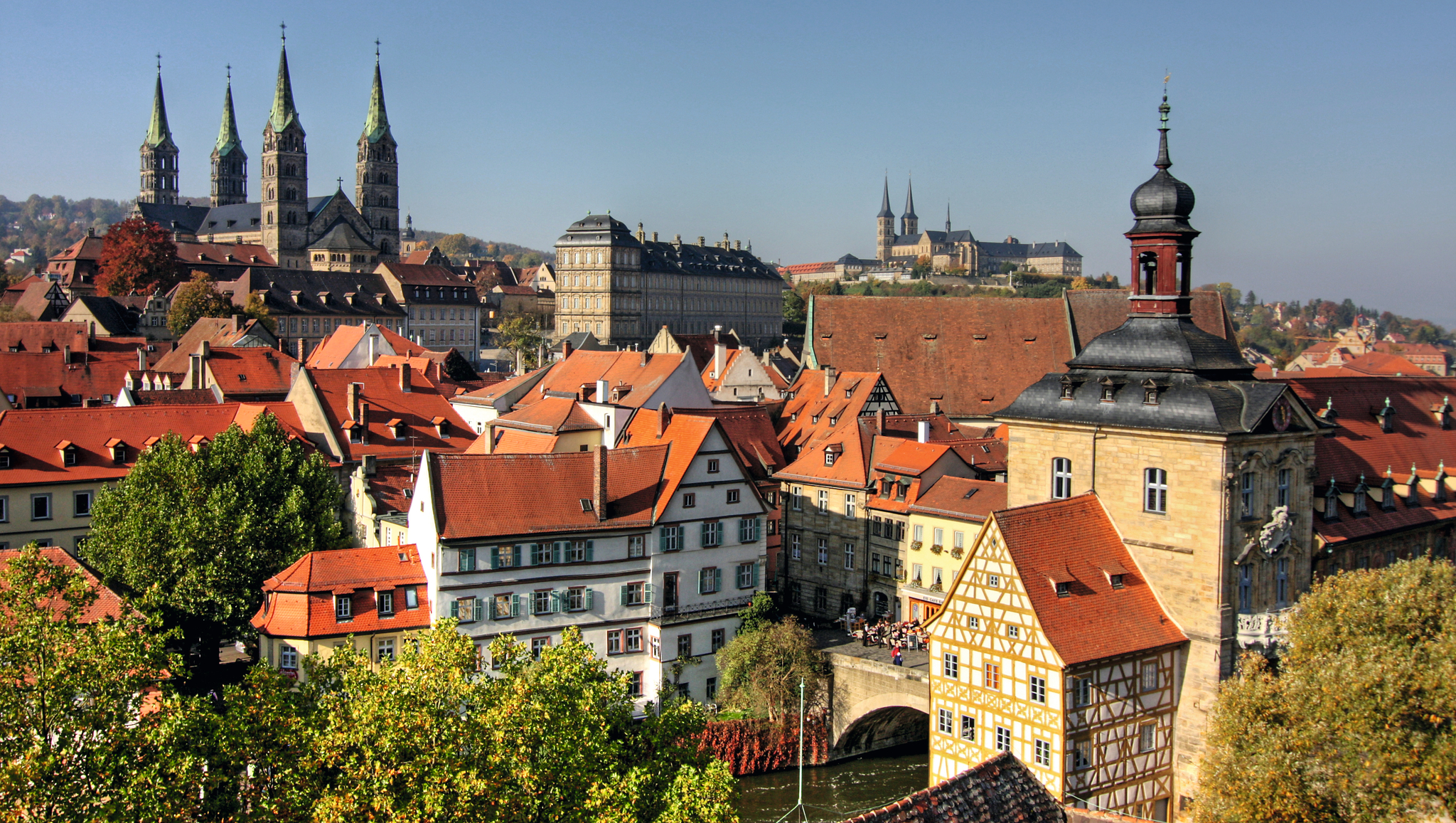 Stadtansicht von Bamberg mit Kirchen und historischem Rathaus