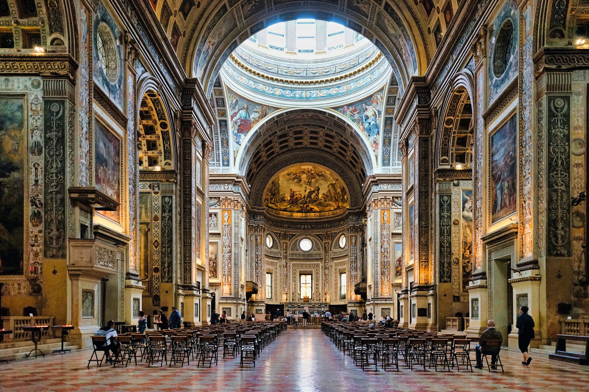 Große, kunstvoll verzierte Kathedrale mit hohen Decken und prächtigen Gemälden.