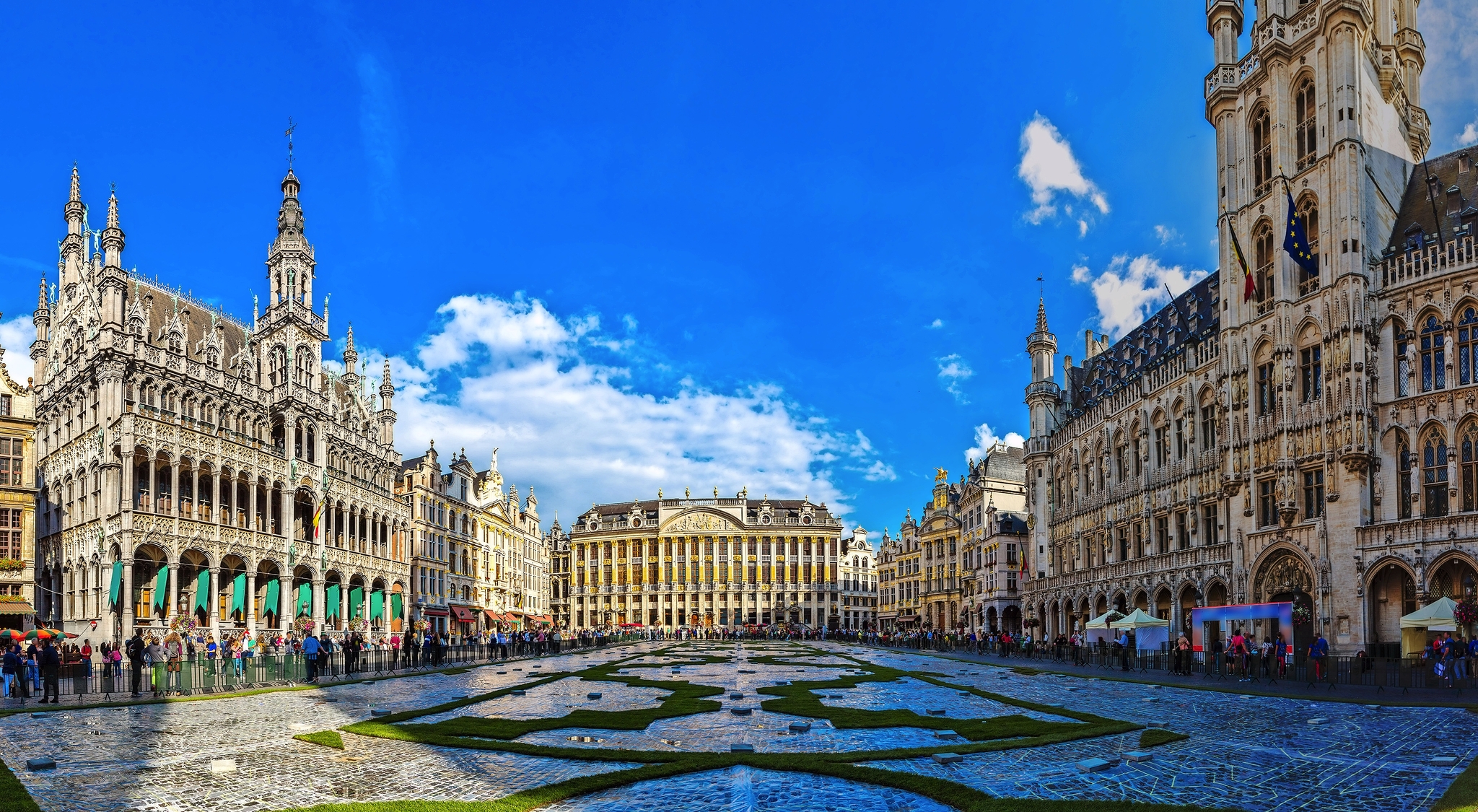 Historischer Platz mit prächtigen Gebäuden und blauem Himmel.