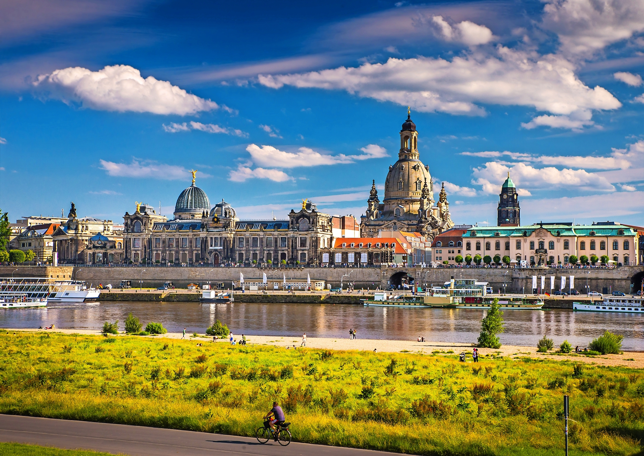 Stadtansicht von Dresden mit der Frauenkirche und der Elbe im Vordergrund.