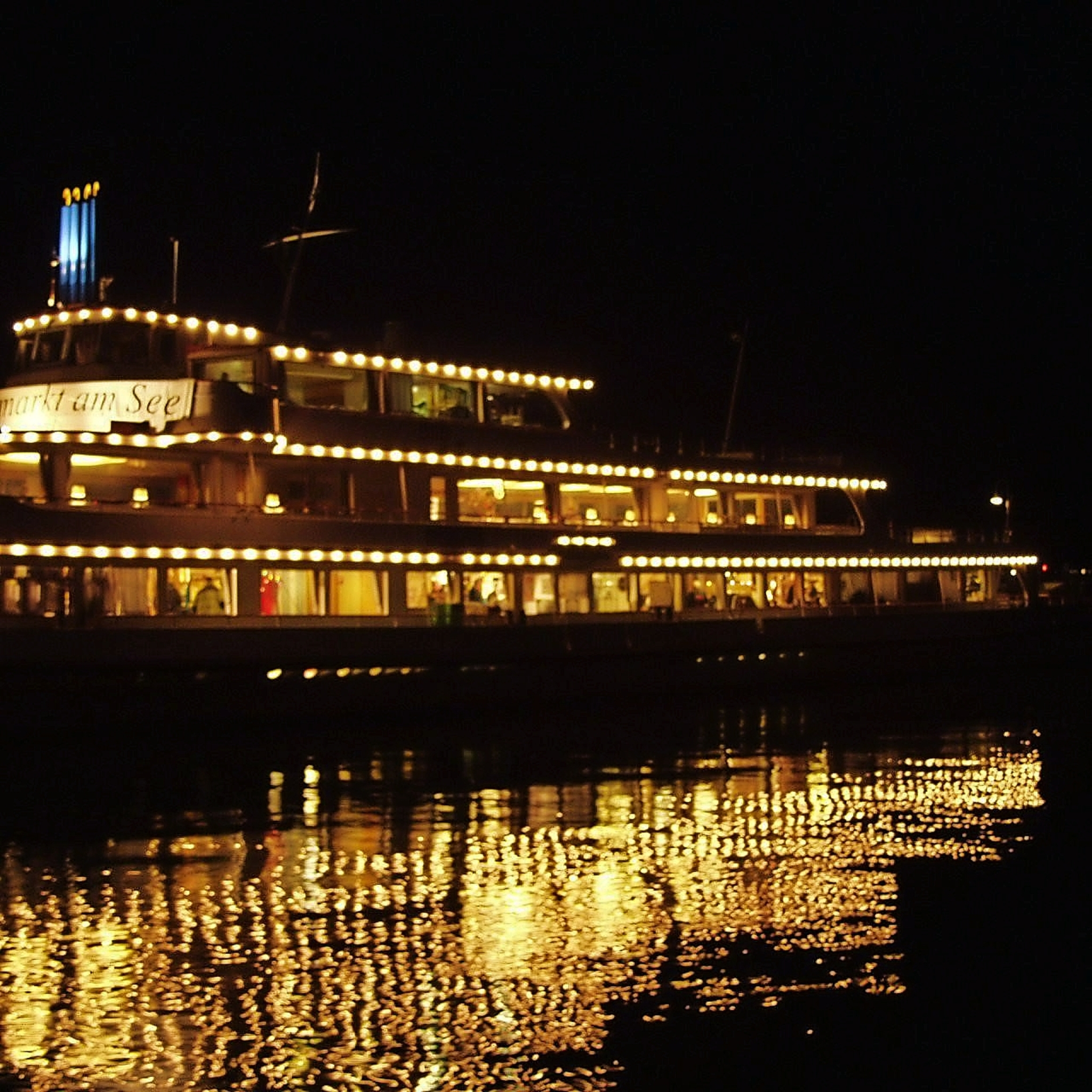 Weihnachtsschiff Konstanz am Bodensee Bild