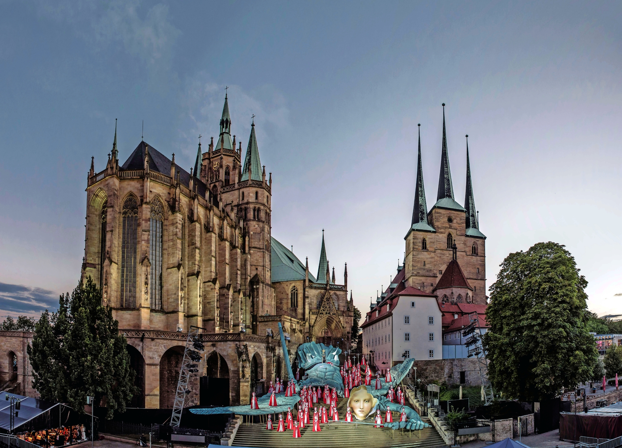 Bühnenszene vor Dom bei den Domstufen-Festspielen in Erfurt Bild